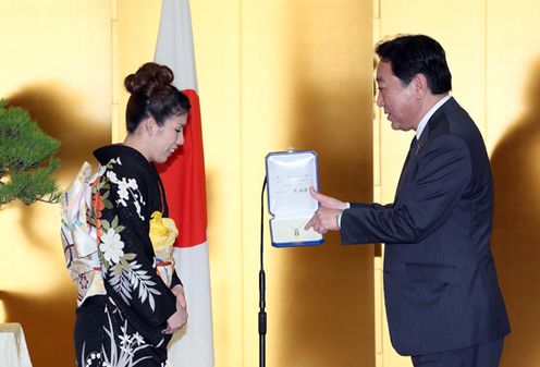 野田总理在总理大臣官邸举行了国民荣誉奖表彰仪式。