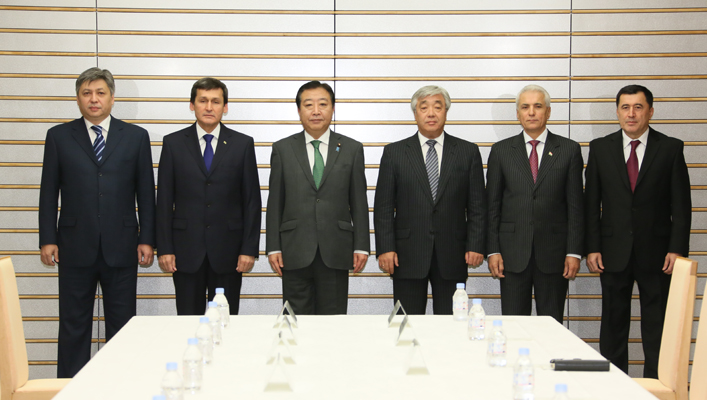 野田总理在总理大臣官邸接受了出席“中亚+日本”对话・第4次外长会议成员的拜会。