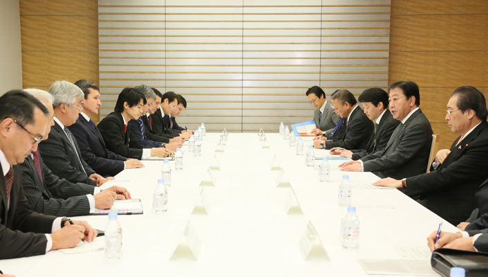 野田总理在总理大臣官邸接受了出席“中亚＋日本”对话・第4次外长会议成员的拜会。