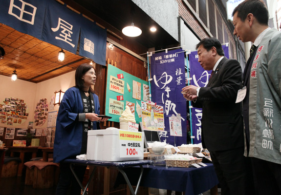 野田总理访问福冈县,视察了商业街等。