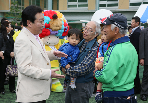 野田总理视察了新宿区主办的支援养育儿童的活动“从这儿开始节”。