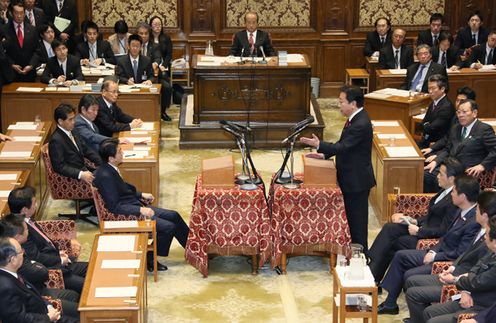 野田总理在国家基本政策委员会两院联合审查会与自由民主党总裁安倍晋三、国民生活第一代表小泽一郎以及公明党代表山口那津男举行了党首讨论。