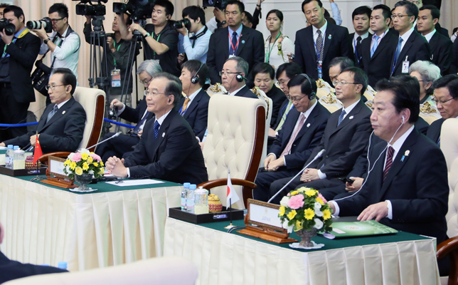 正在访问柬埔寨金边的野田总理出席了日本ASEAN（东南亚国家联盟）峰会等。