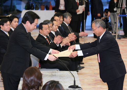 野田总理在总理大臣官邸出席了儿童青少年培养・养育儿童支援功劳者表彰仪式。