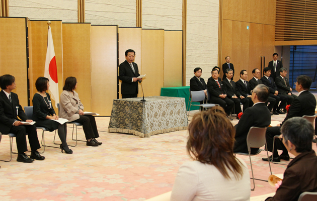 野田总理在总理大臣官邸出席了儿童青少年培养・养育儿童支援功劳者表彰仪式。
