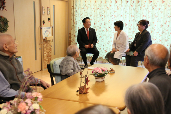 野田总理在东京都多摩市访问了在家接受医疗的病人家庭和认知症看护设施等。