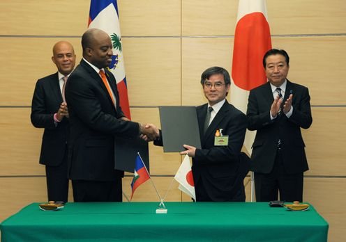 野田总理在总理大臣官邸与海地共和国总统米歇尔•约瑟夫•马尔泰利举行了会谈。