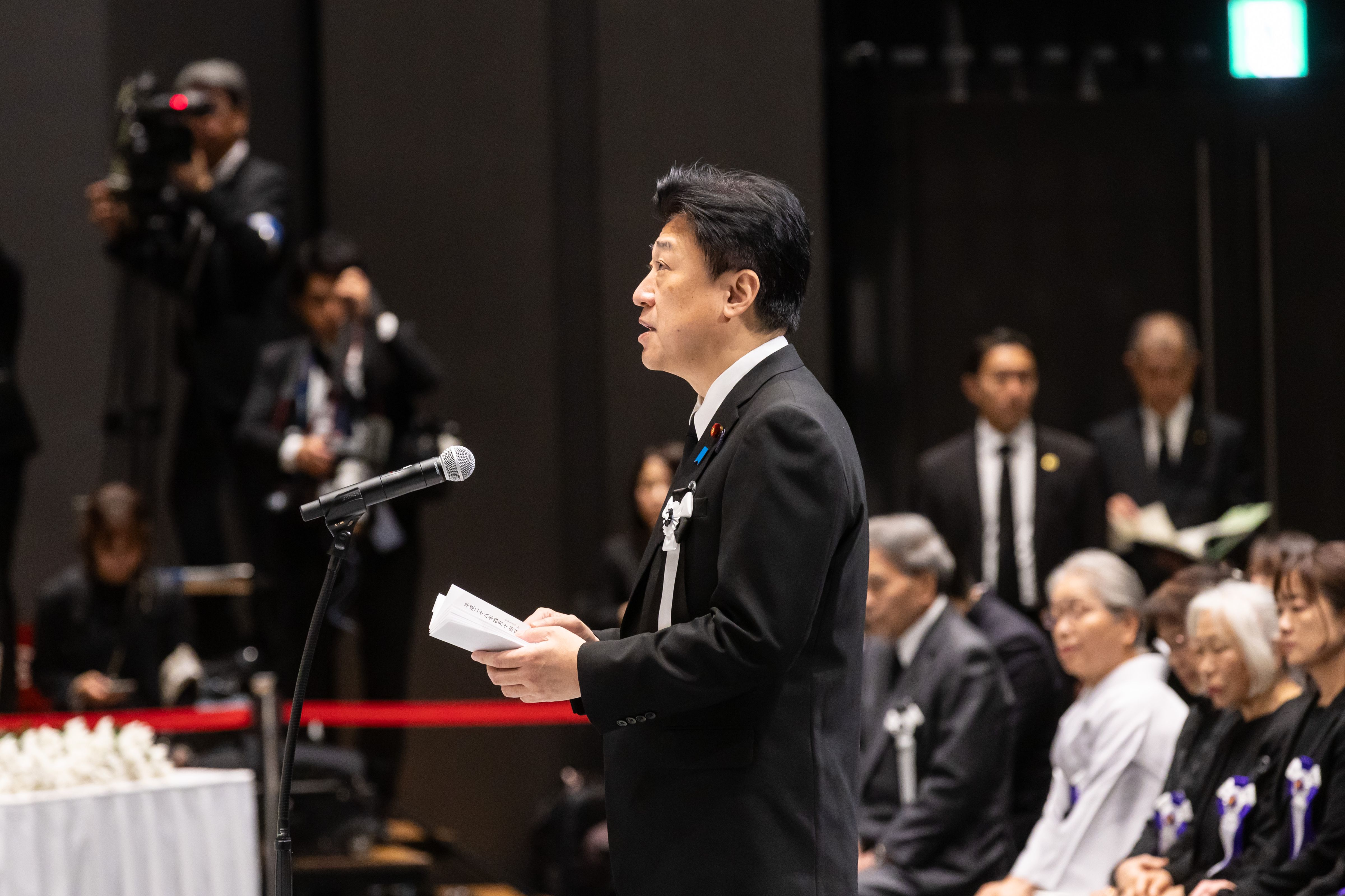 追悼の辞を述べる木原官房長官