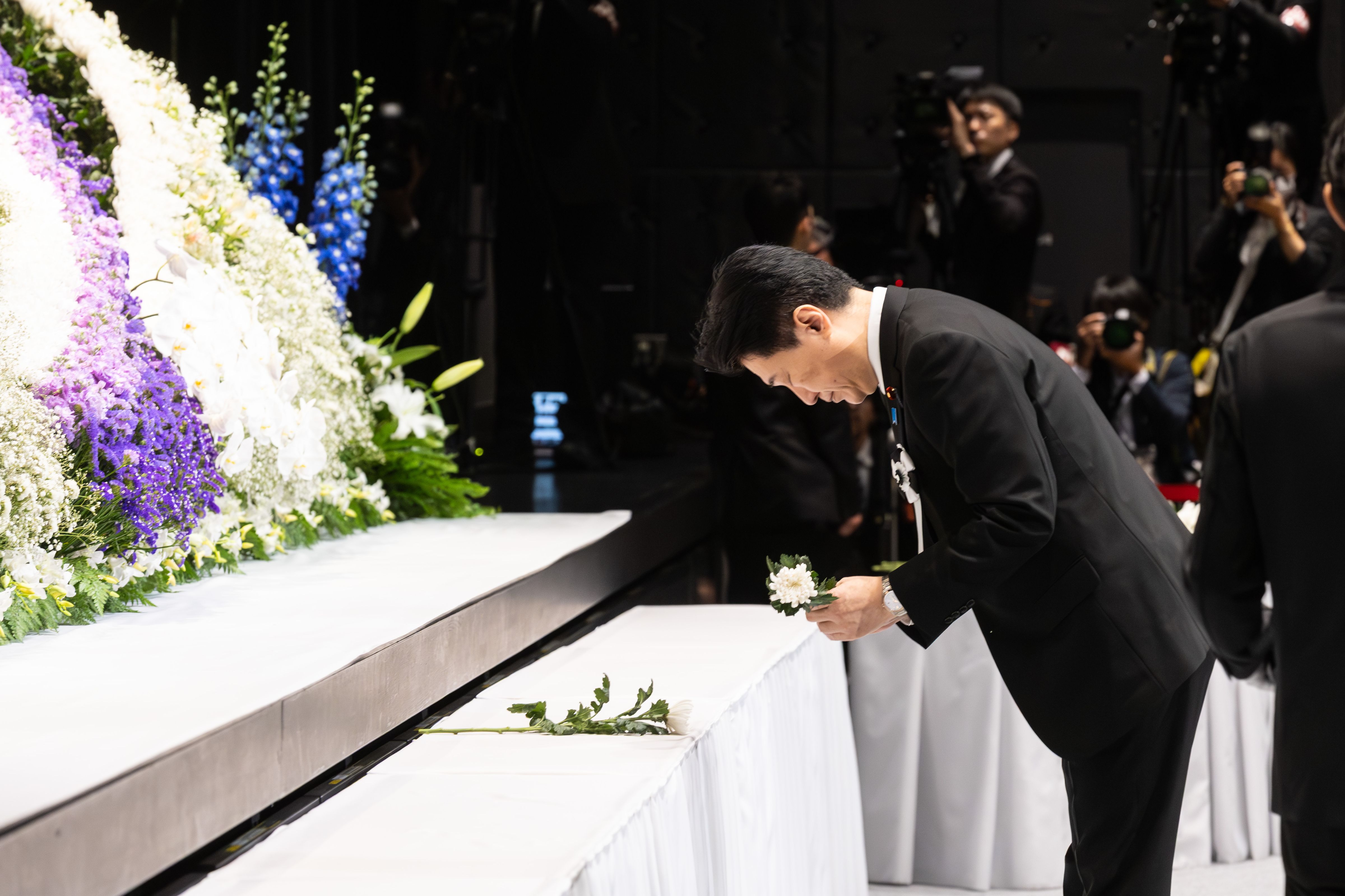 追悼式で献花を行う木原官房長官１