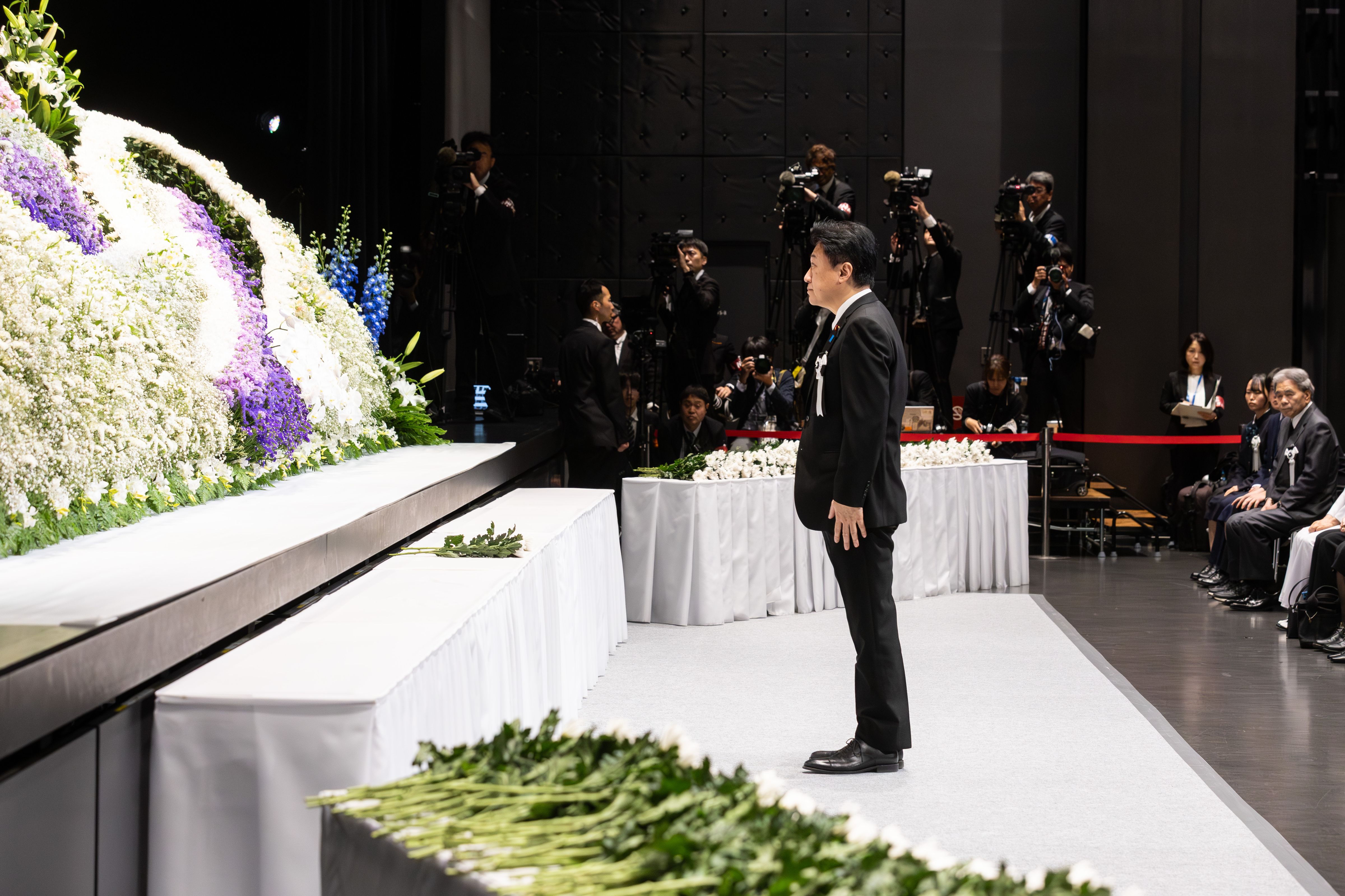 追悼式で献花を行う木原官房長官２