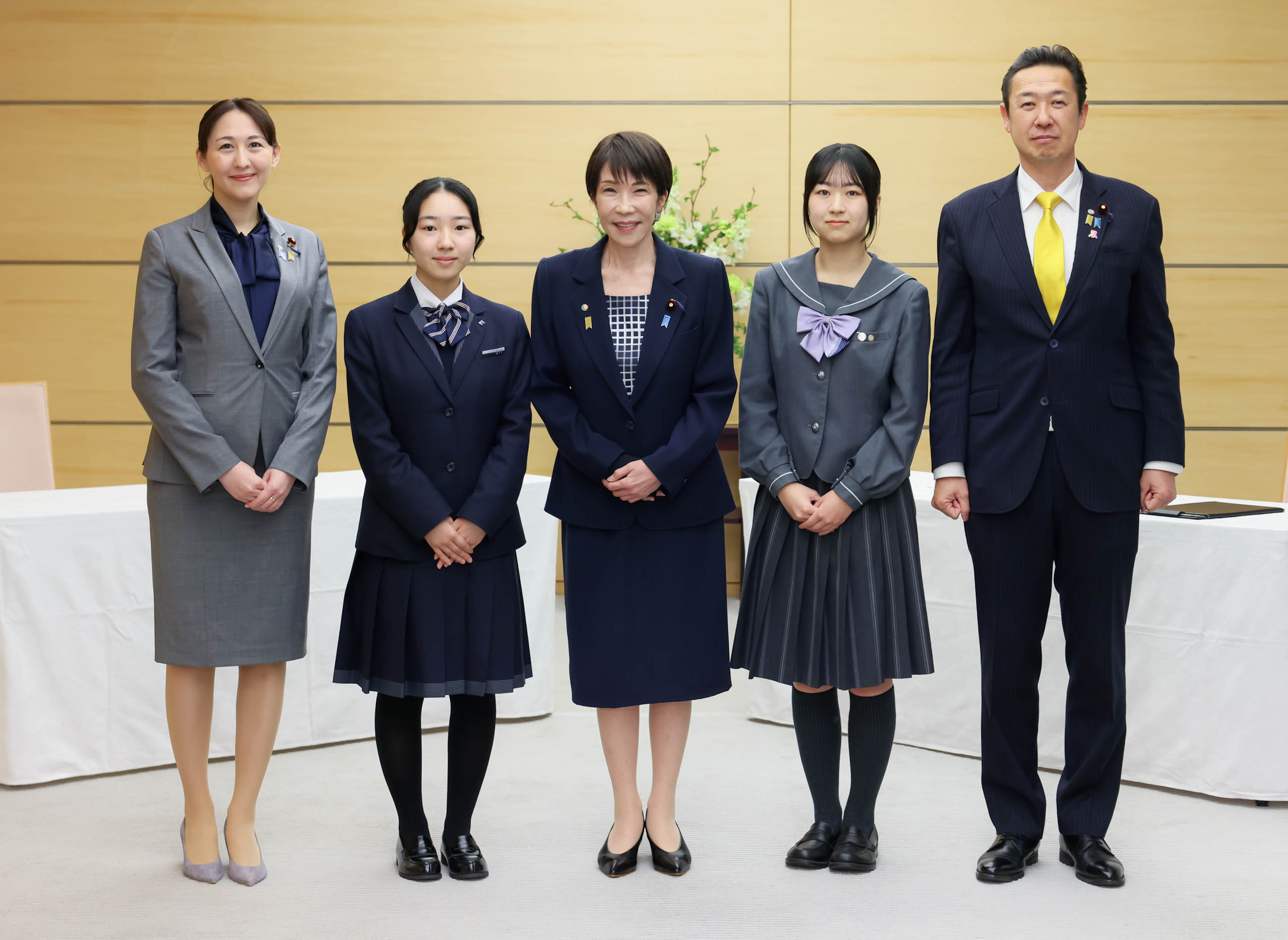 「北方領土を考える」高校生弁論大会入賞者による表敬