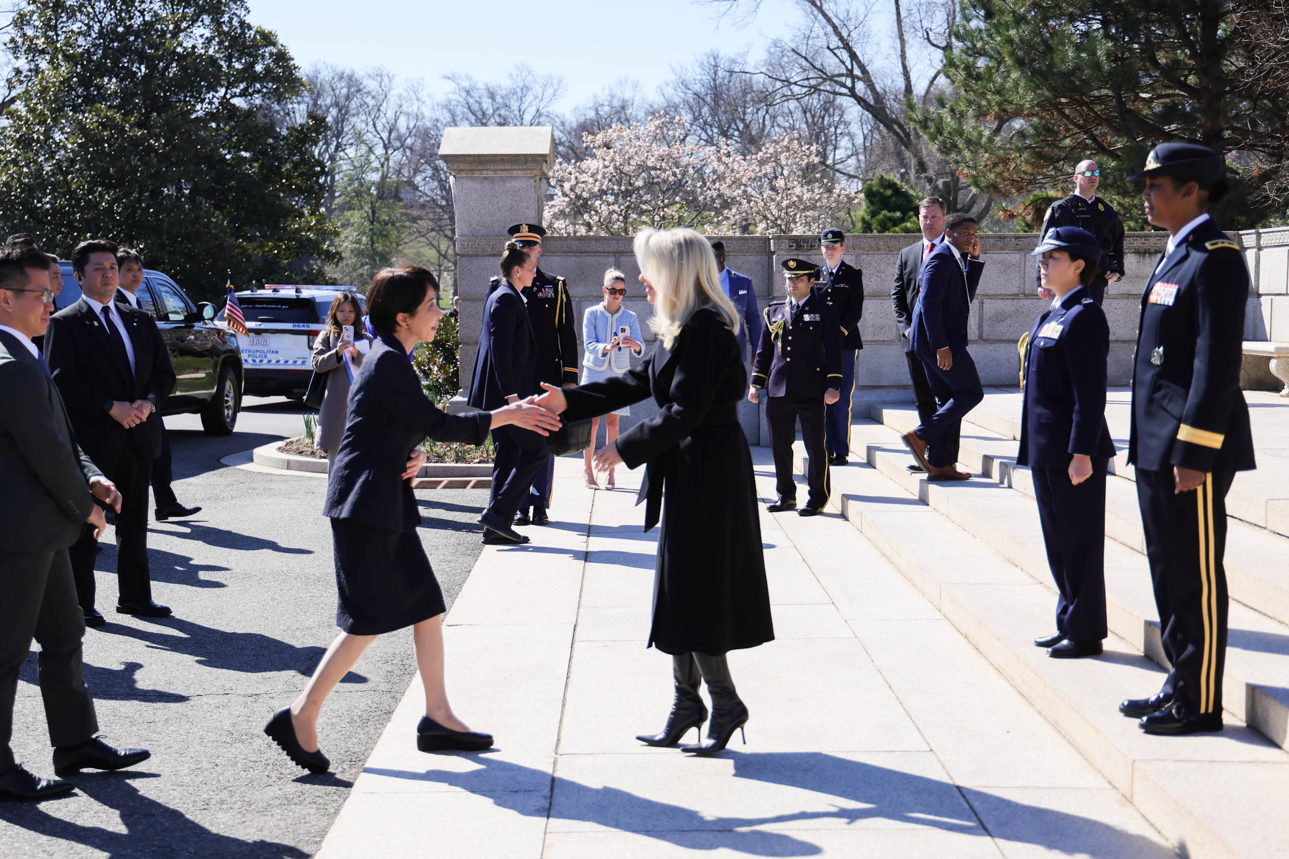 アーリントン国立墓地を訪問する高市総理２