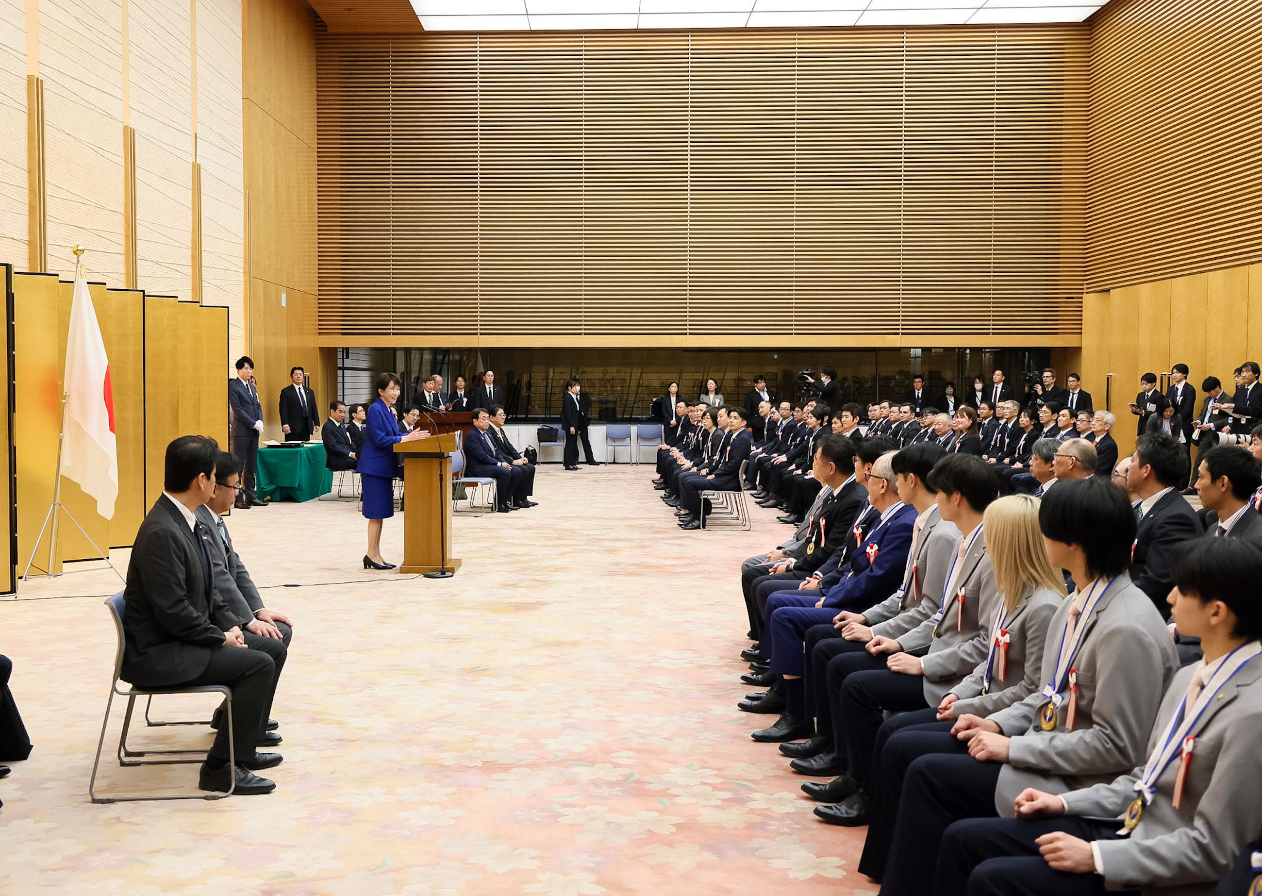 挨拶する高市総理３