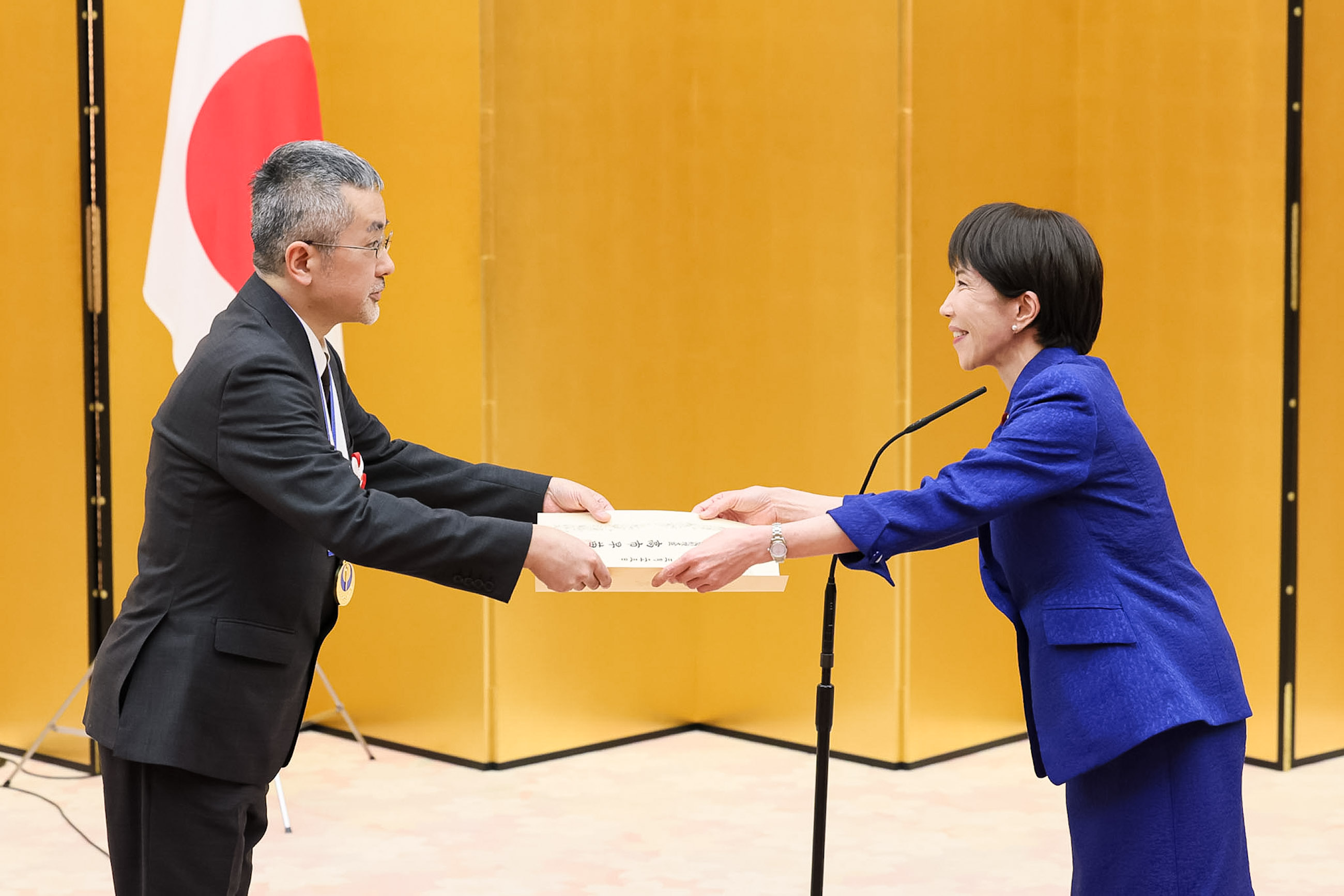 表彰状を授与する高市総理１