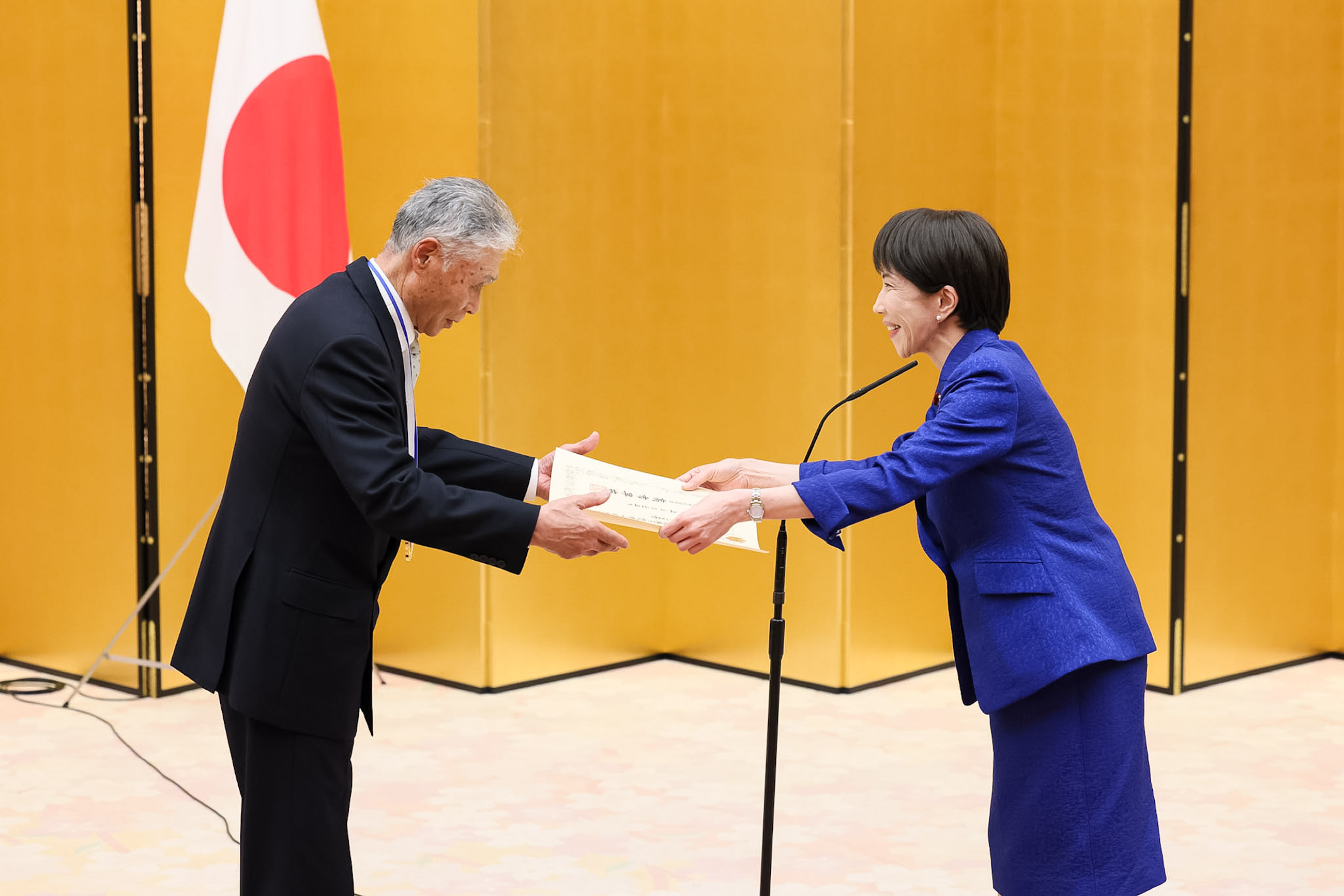 表彰状を授与する高市総理２