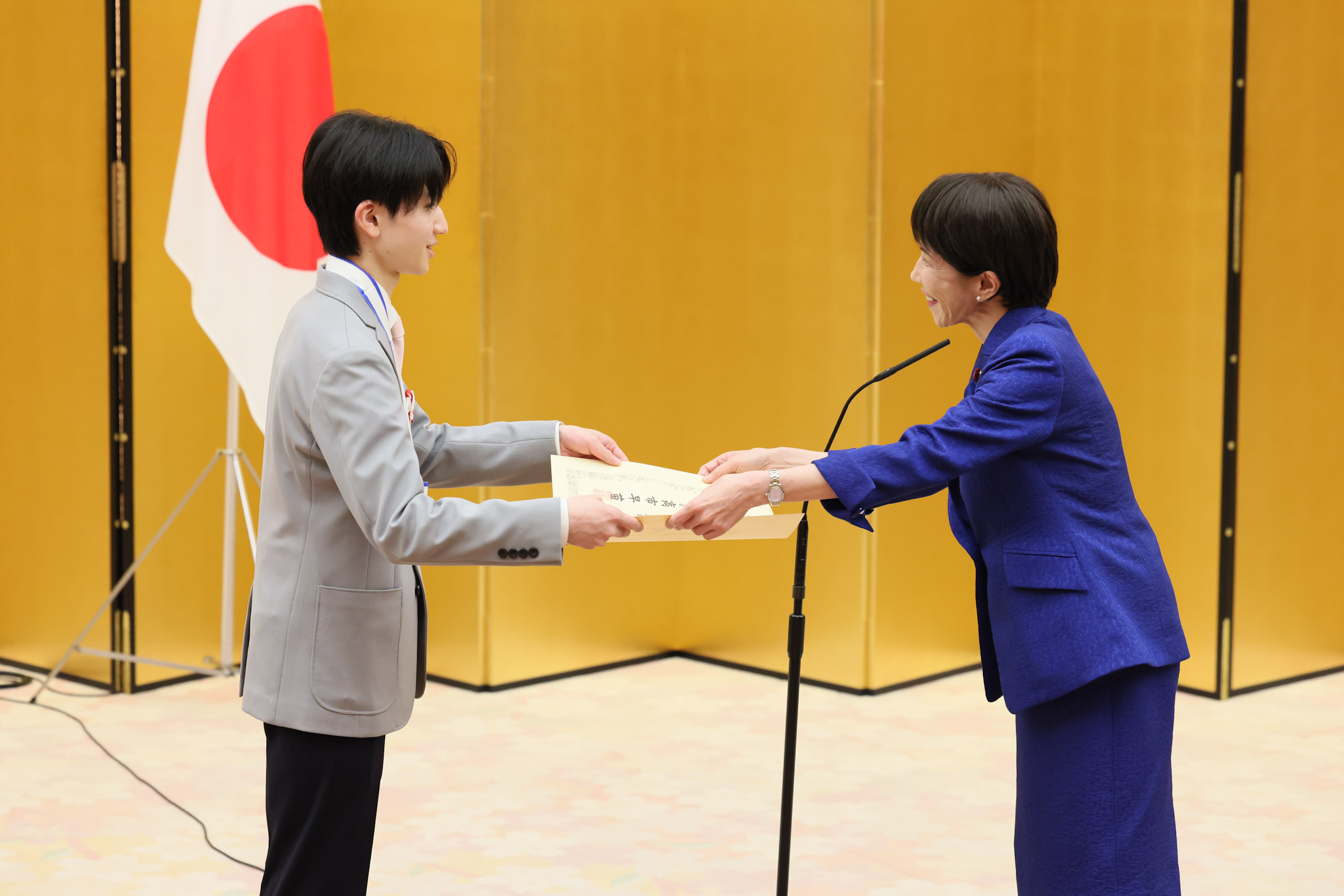 表彰状を授与する高市総理３