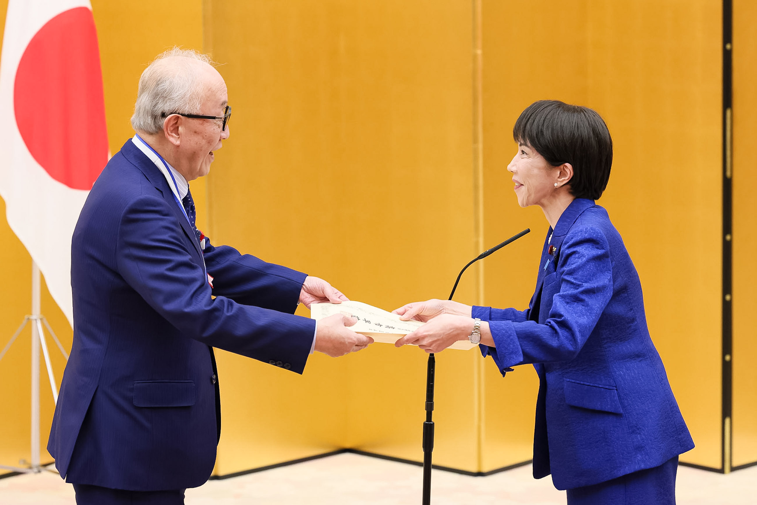 表彰状を授与する高市総理４