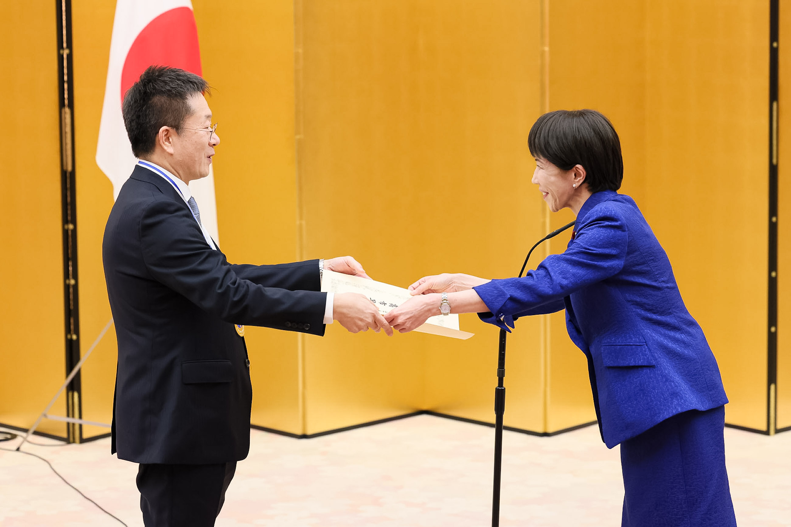 表彰状を授与する高市総理５