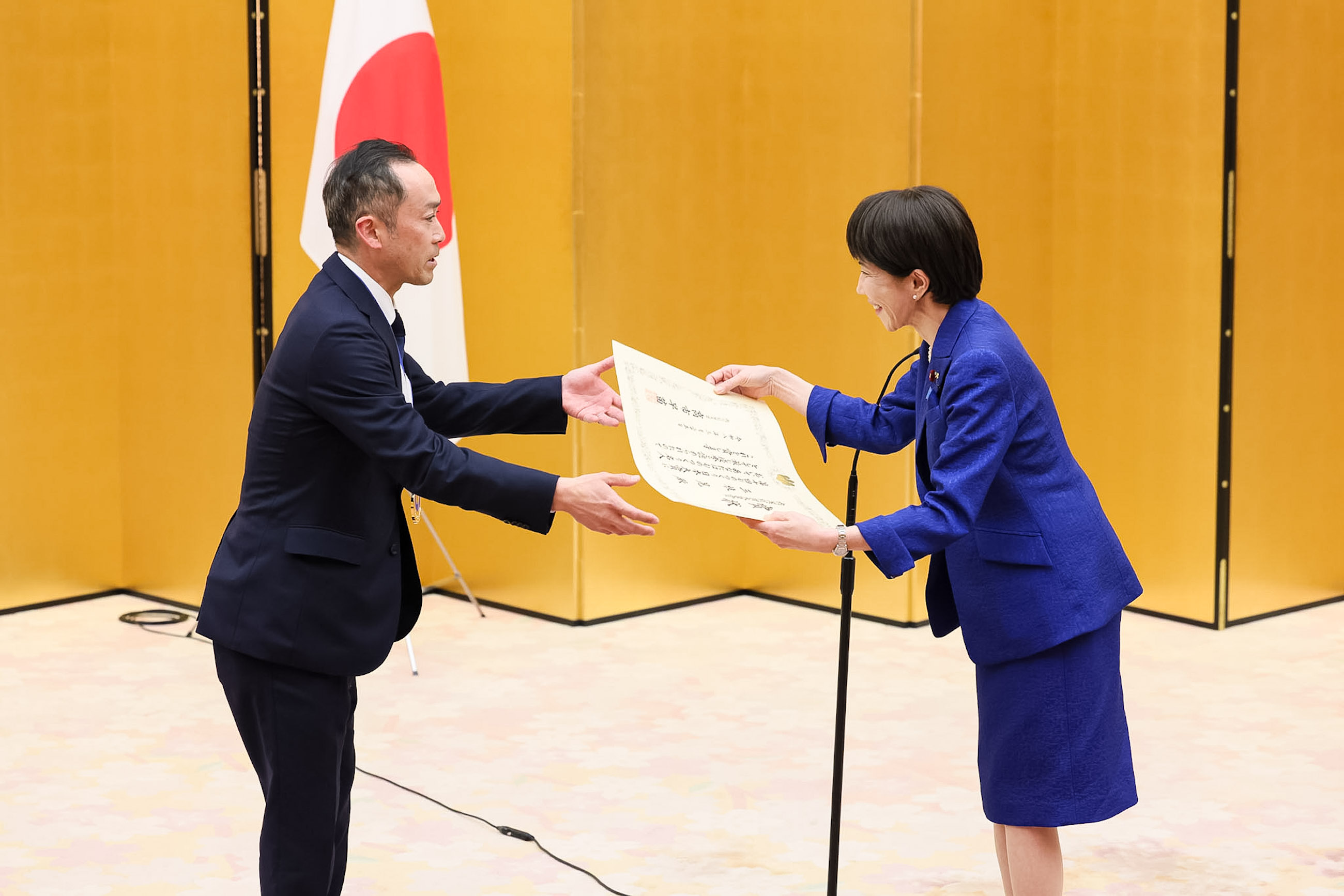 表彰状を授与する高市総理７