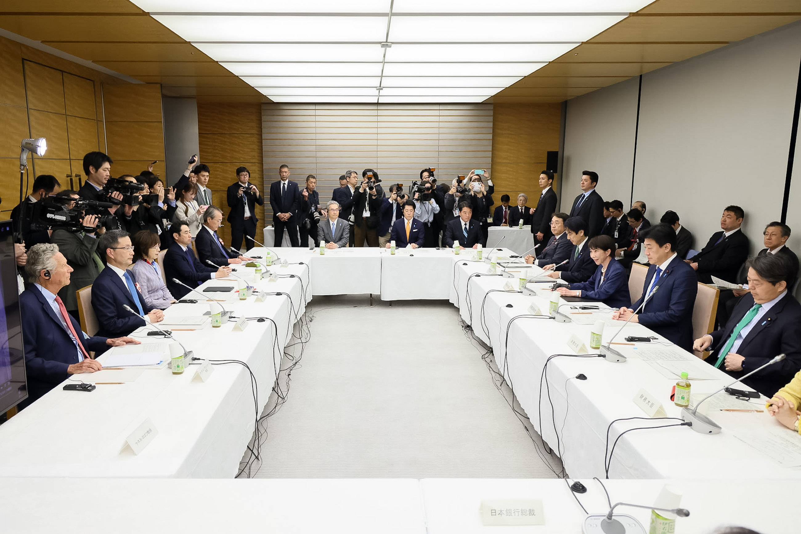 挨拶する高市総理２