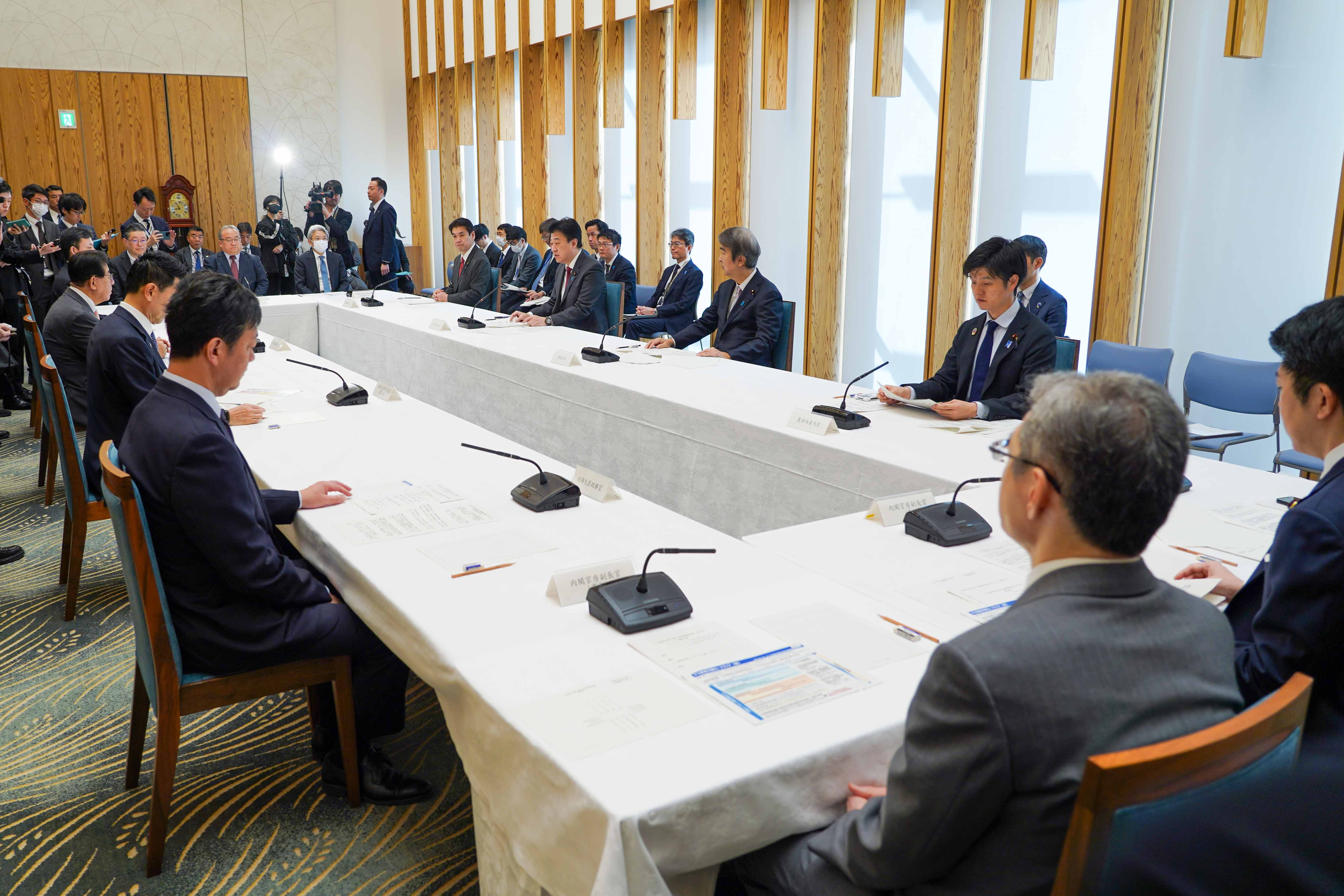 会議のまとめを行う木原官房長官４