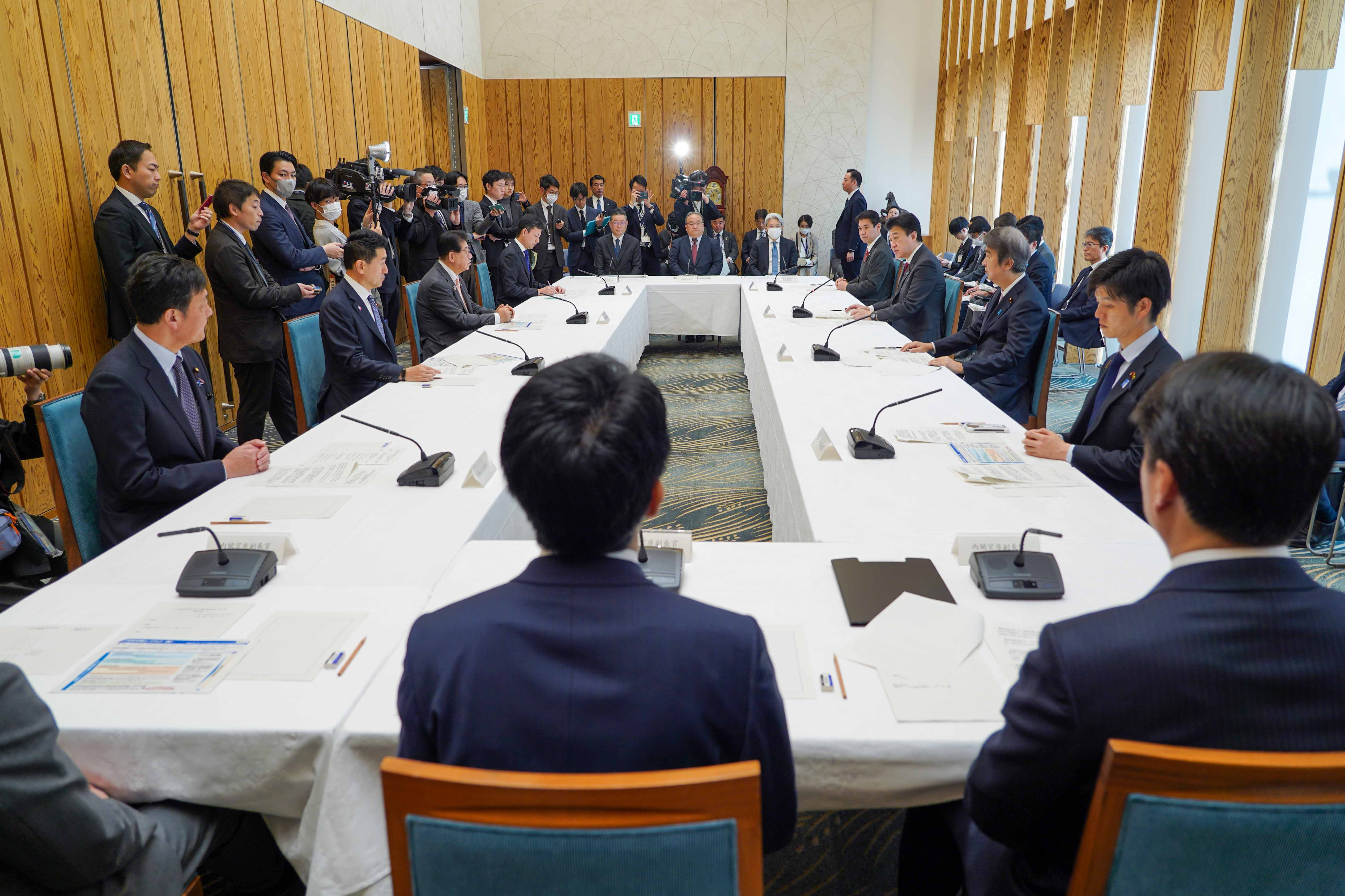 会議のまとめを行う木原官房長官５