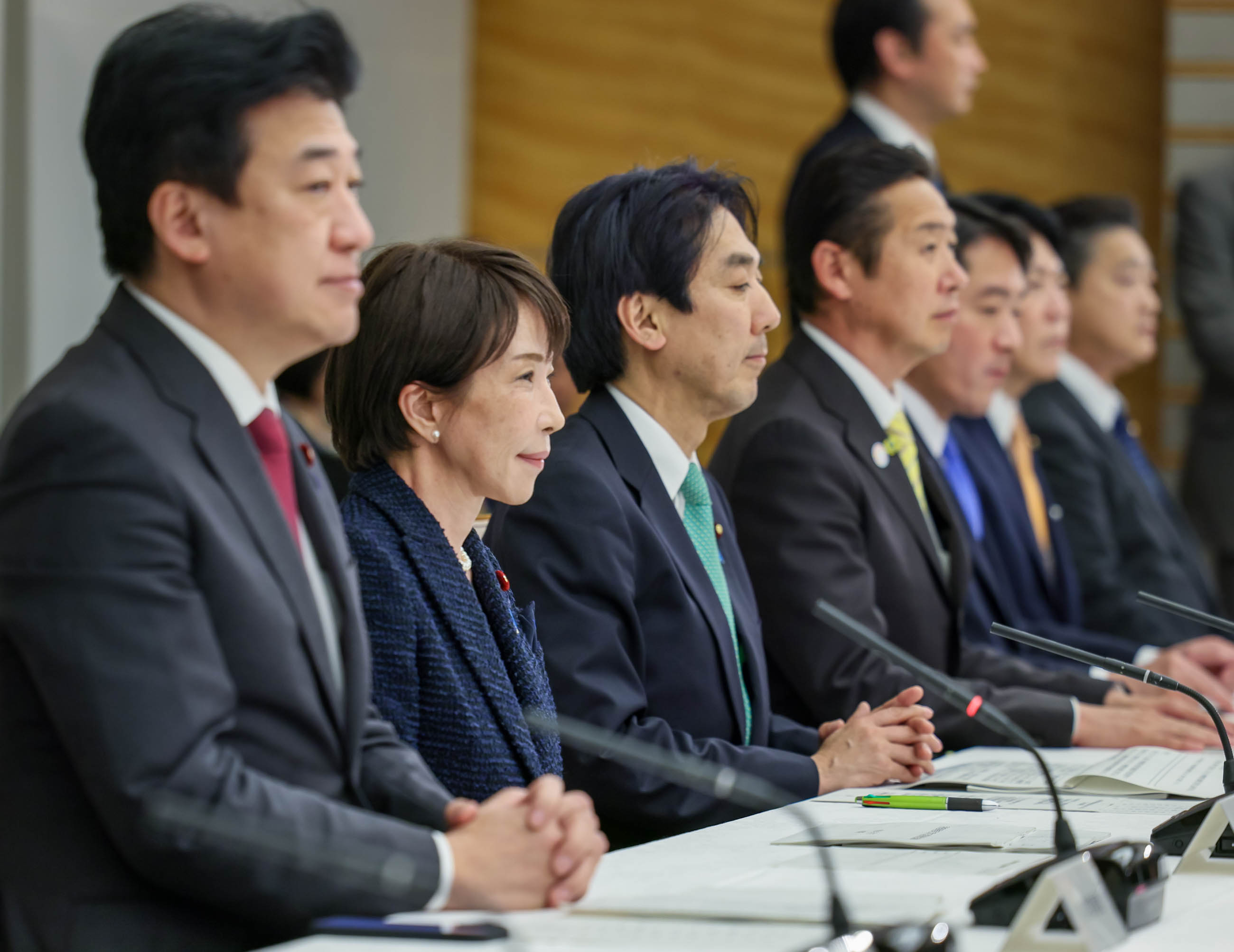 会議に臨む高市総理１