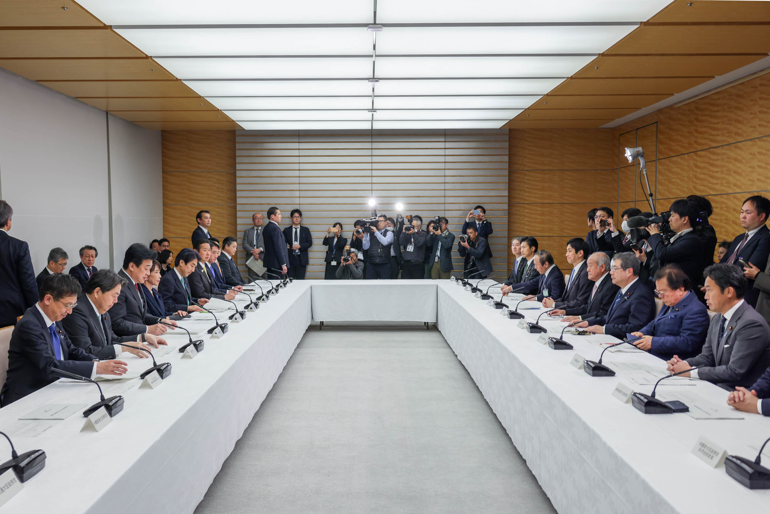 会議に臨む高市総理２