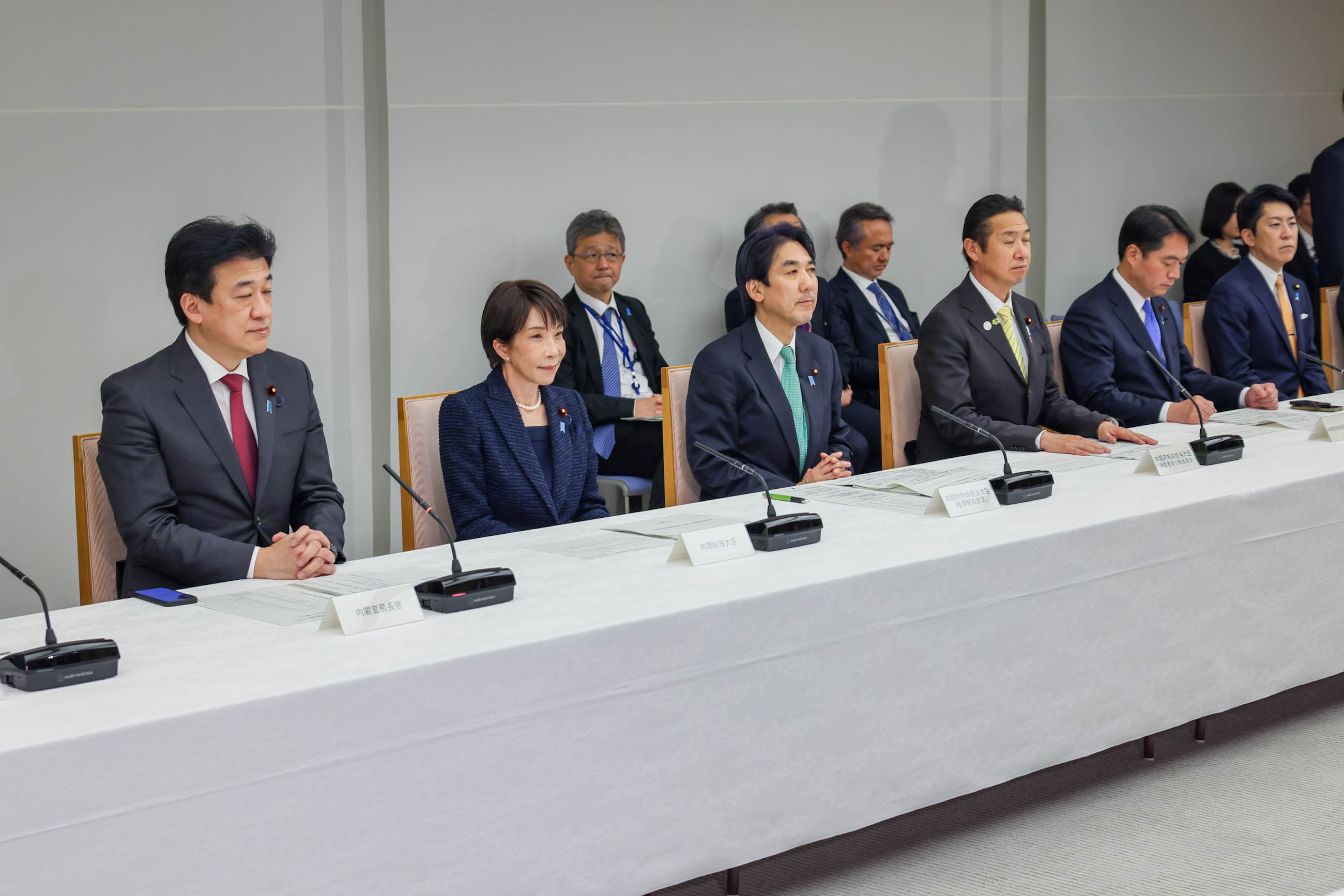 会議に臨む高市総理３