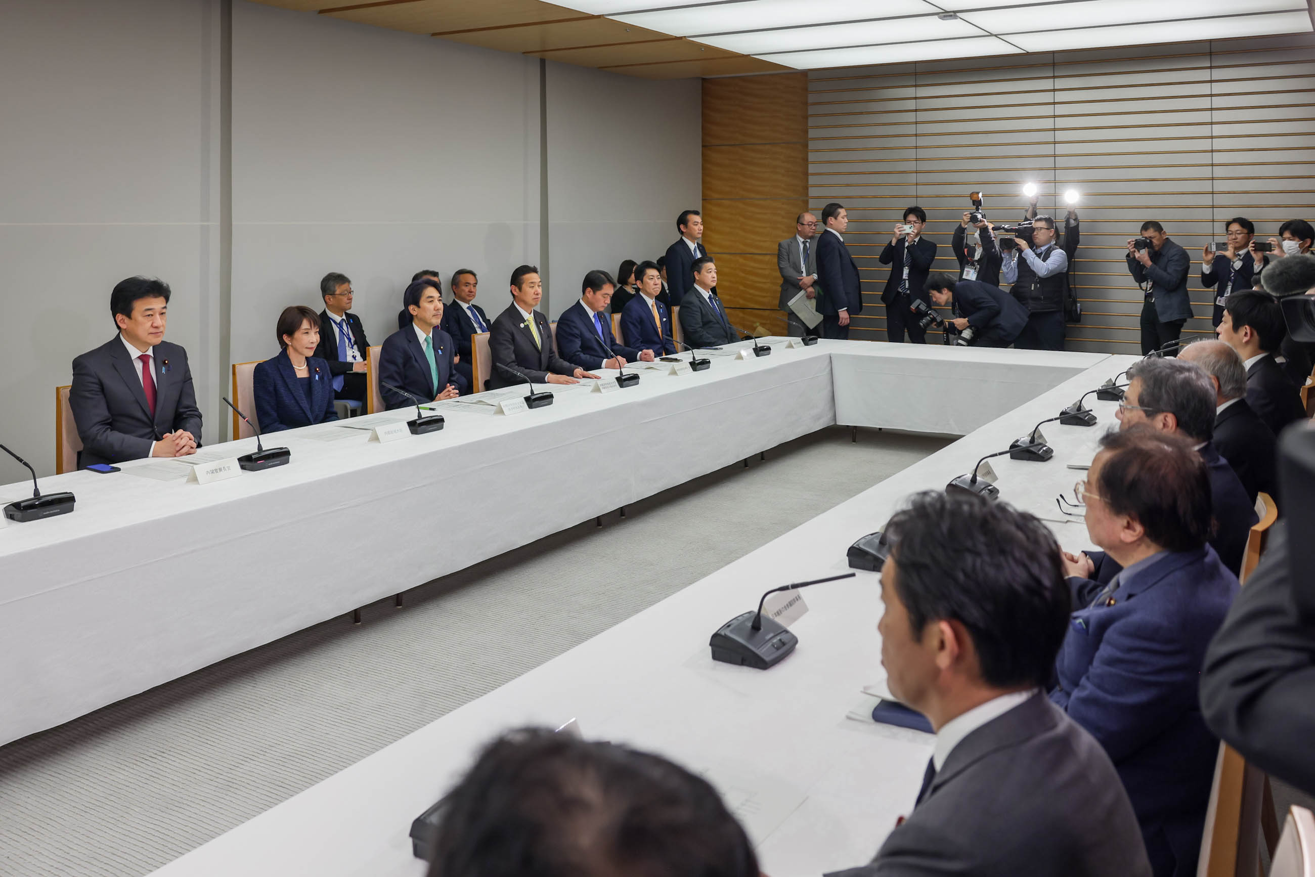 会議に臨む高市総理４