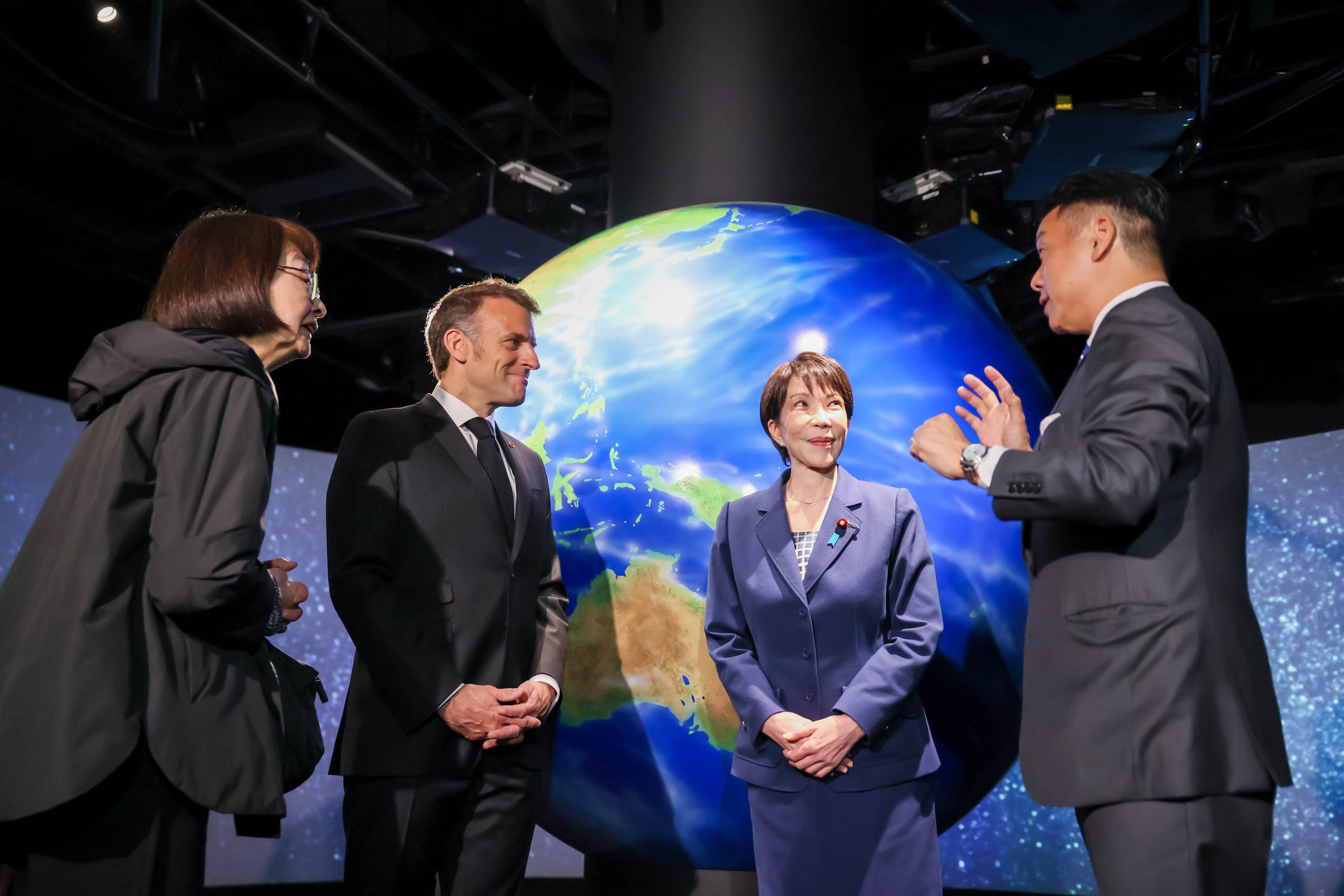 視察する両首脳１