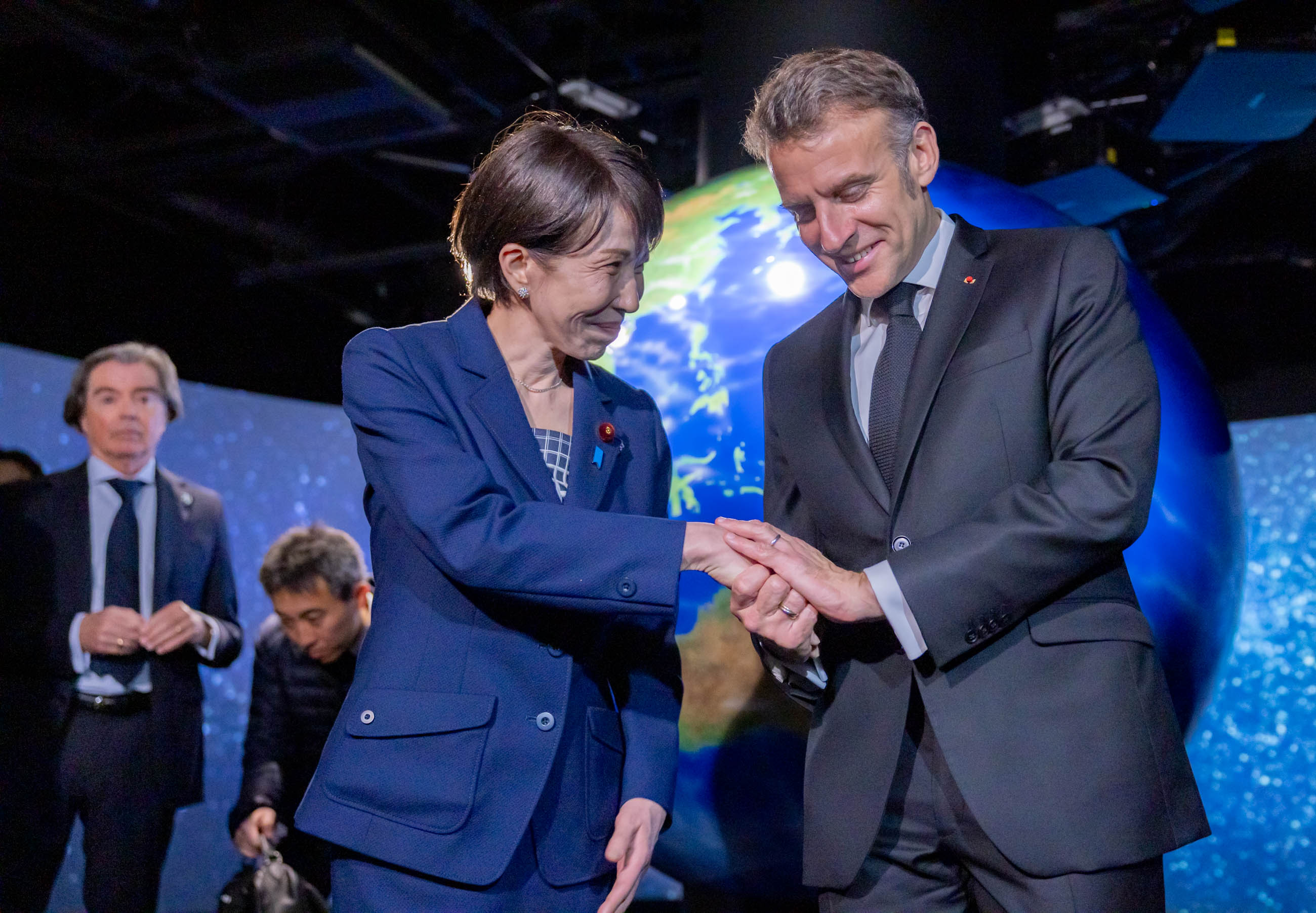 視察する両首脳９