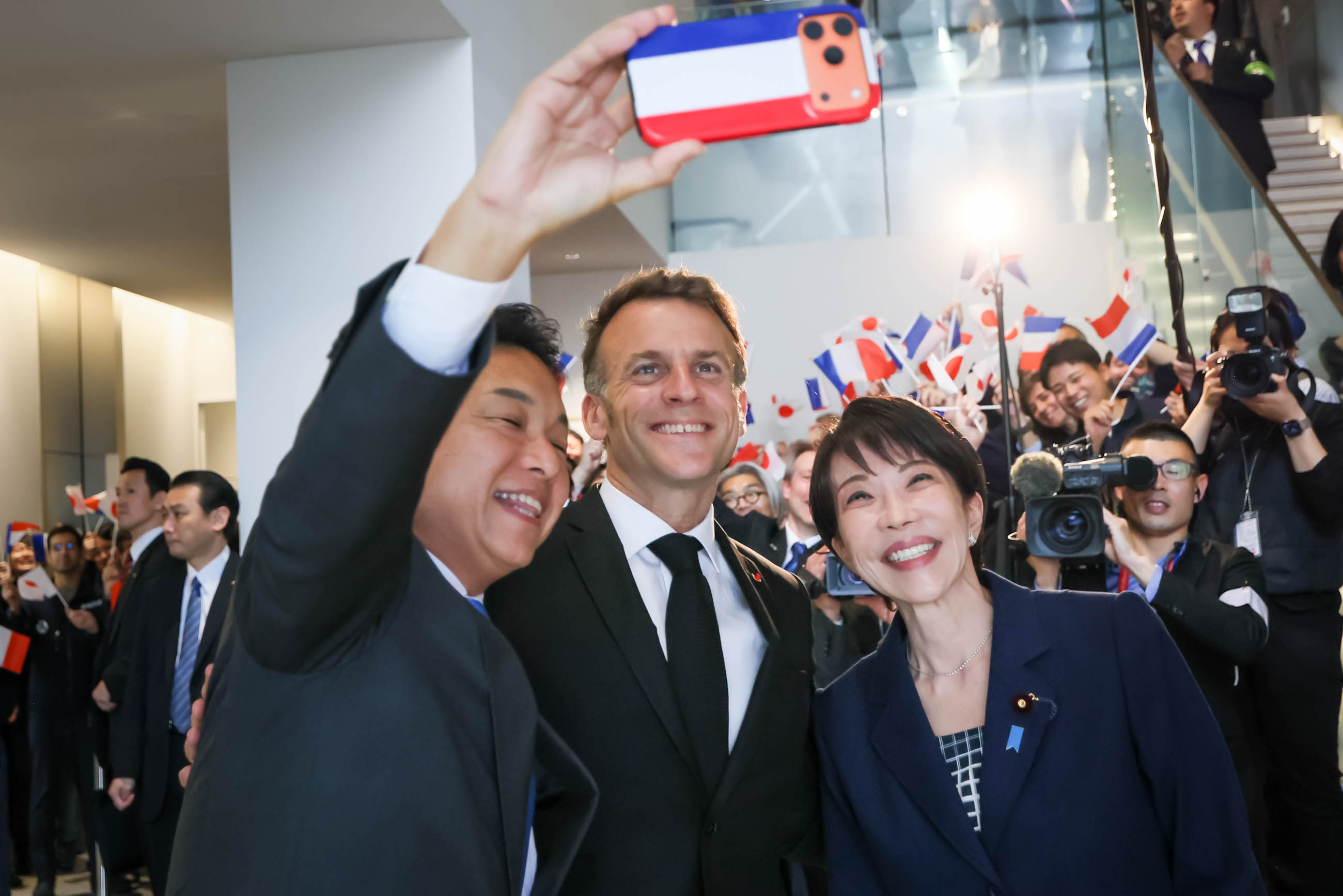 マクロン大統領を出迎える高市総理２