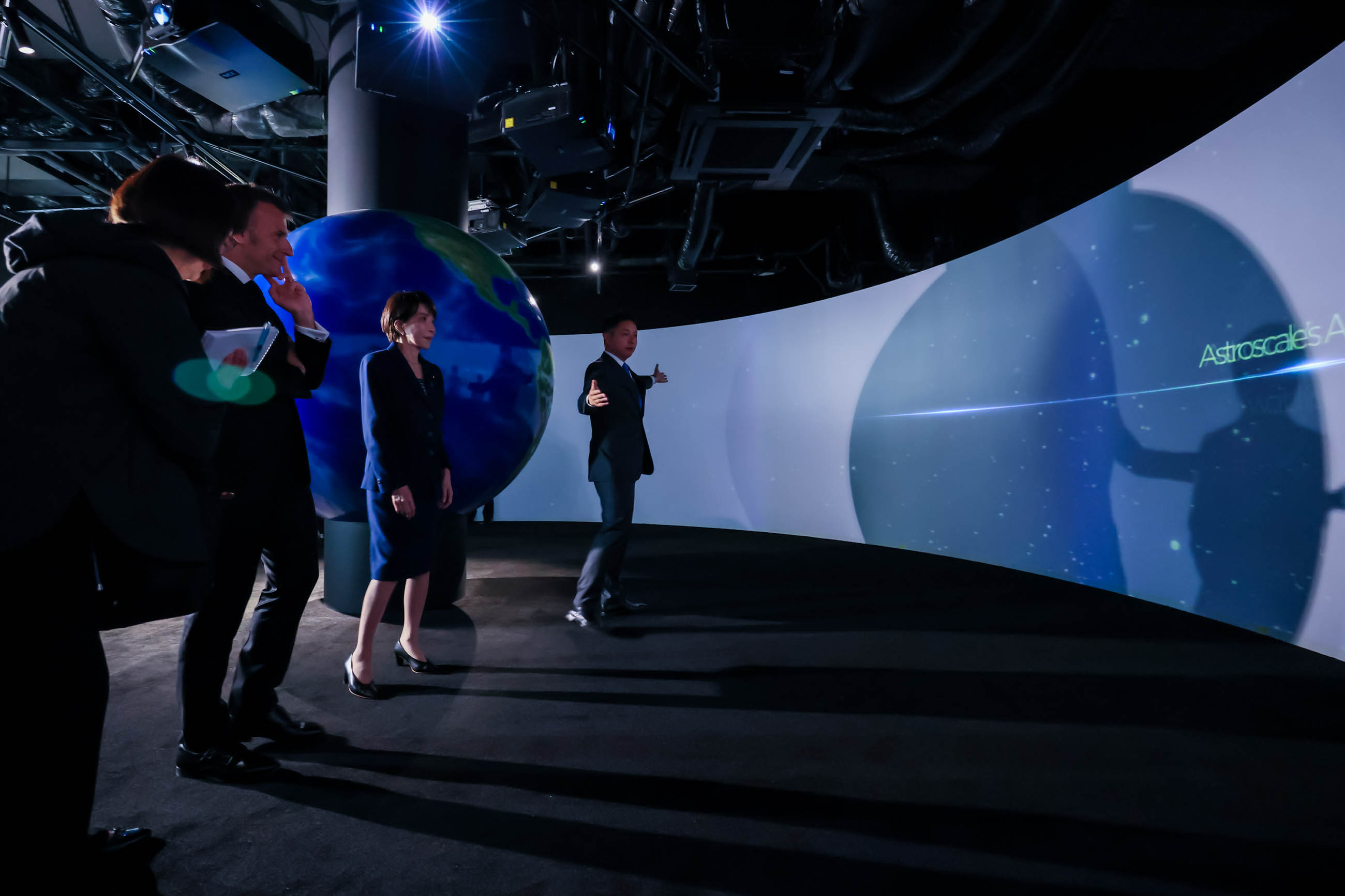 視察する両首脳２