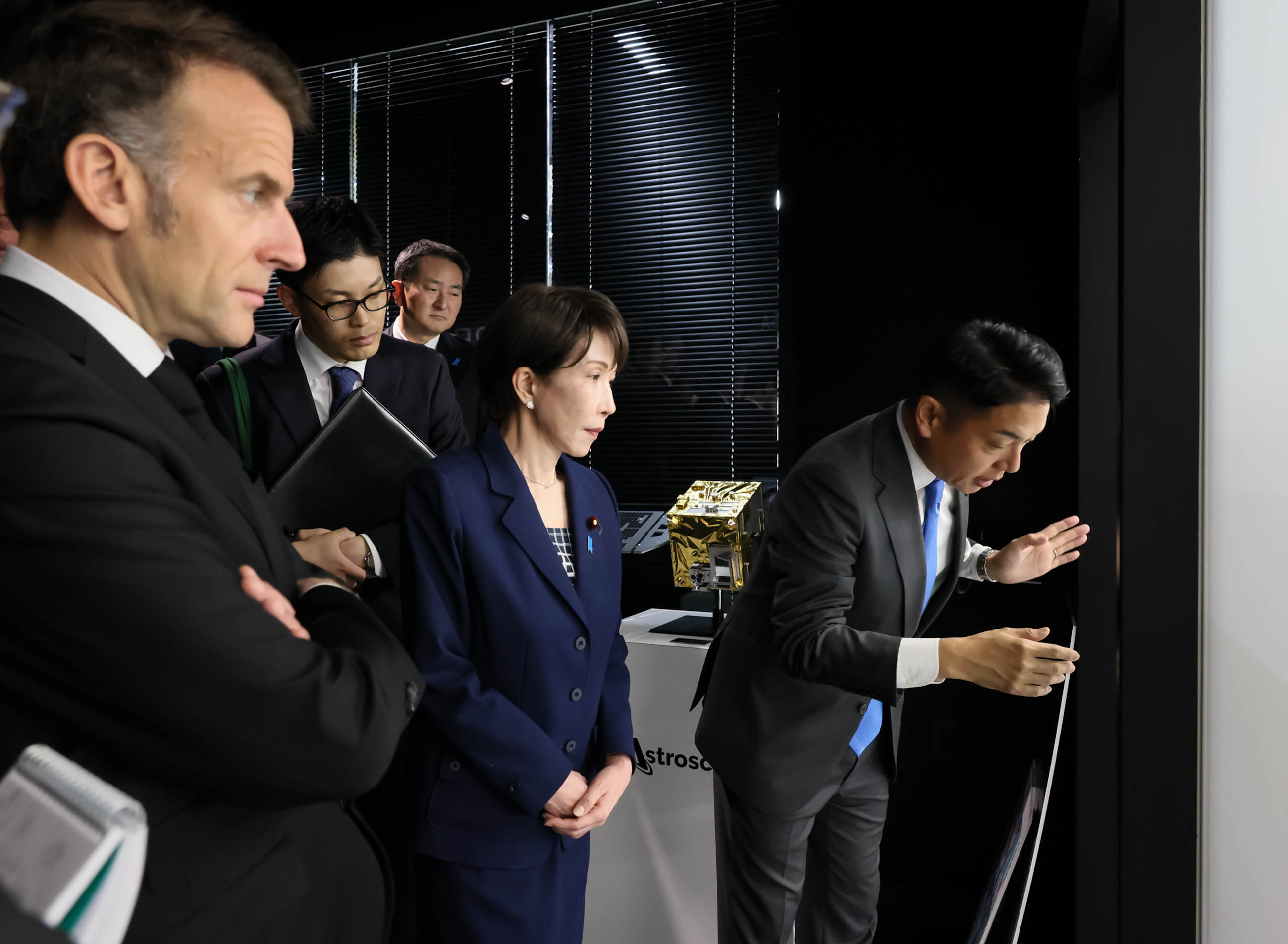 視察する両首脳３