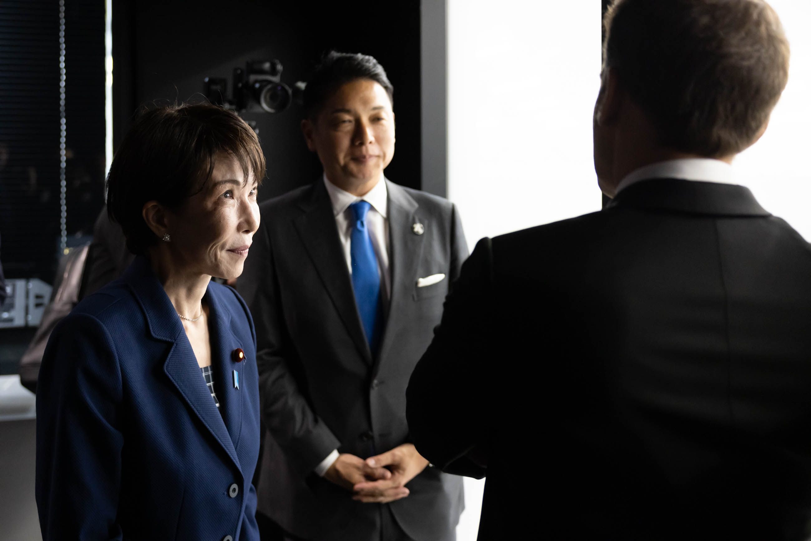 視察する両首脳４