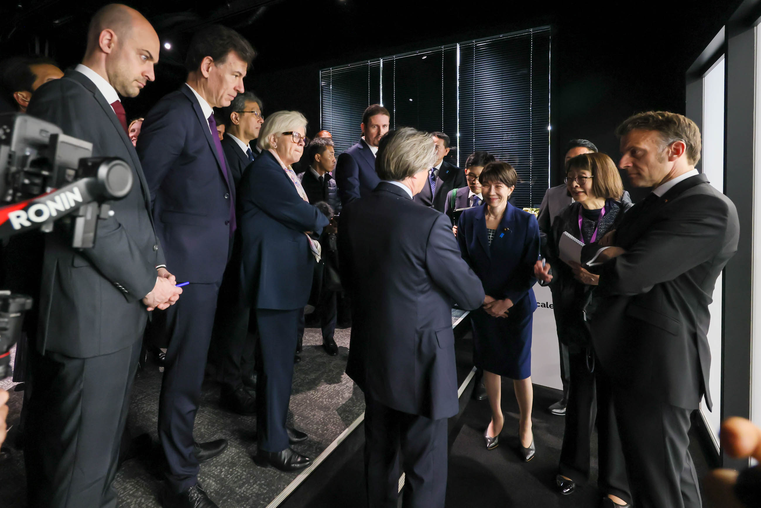 視察する両首脳５