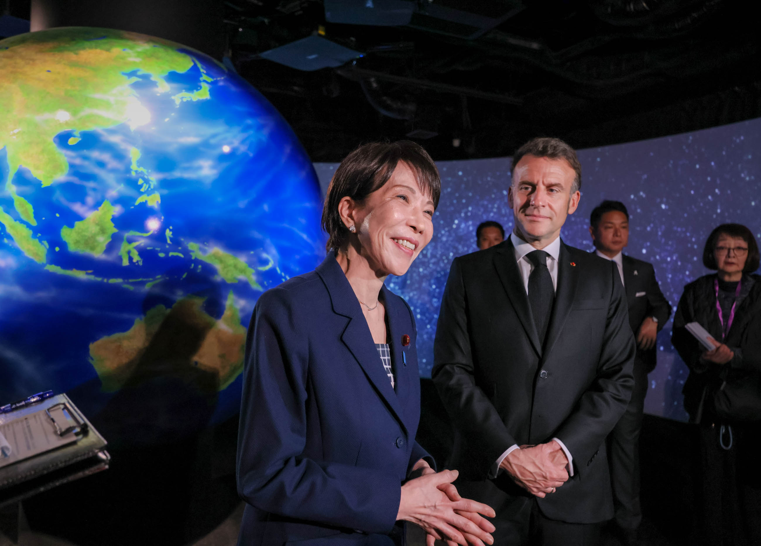 視察する両首脳６