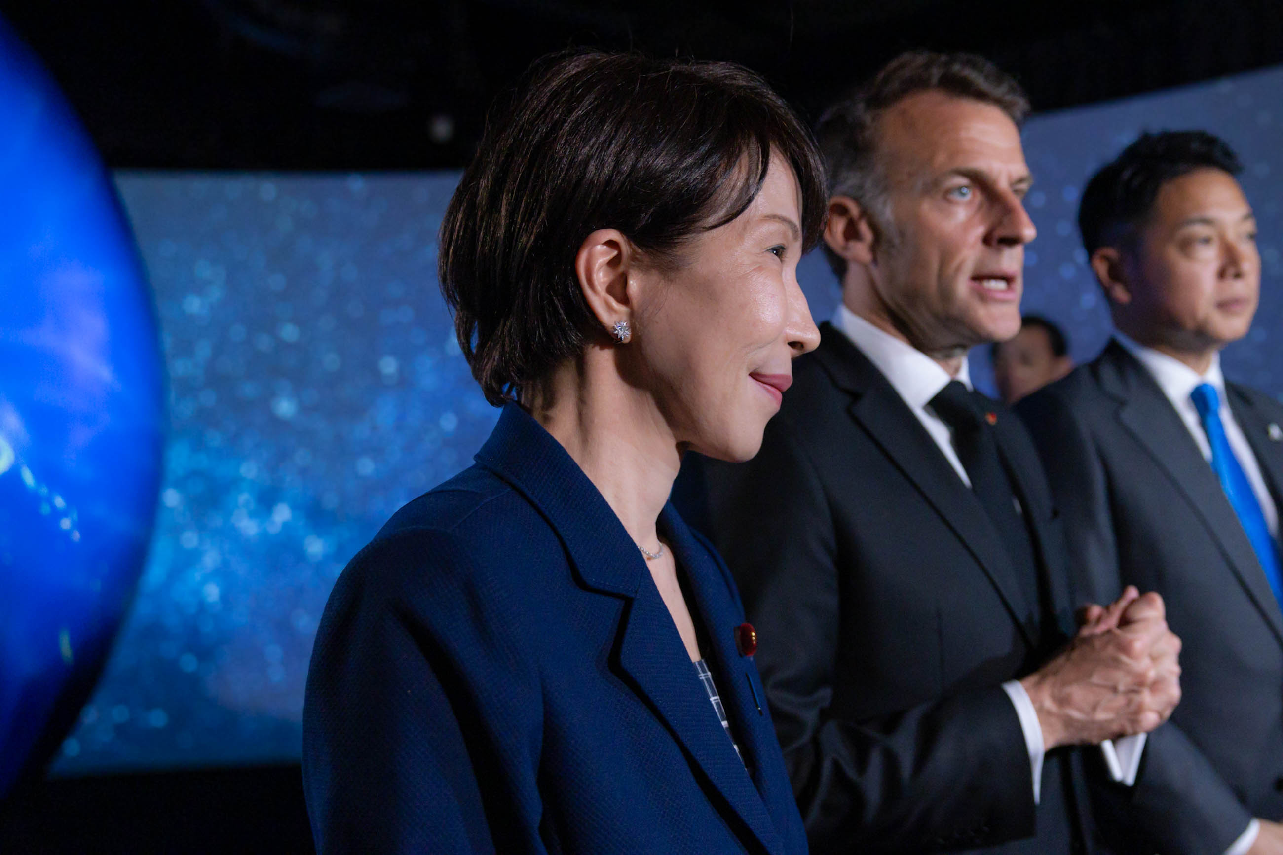 視察する両首脳７