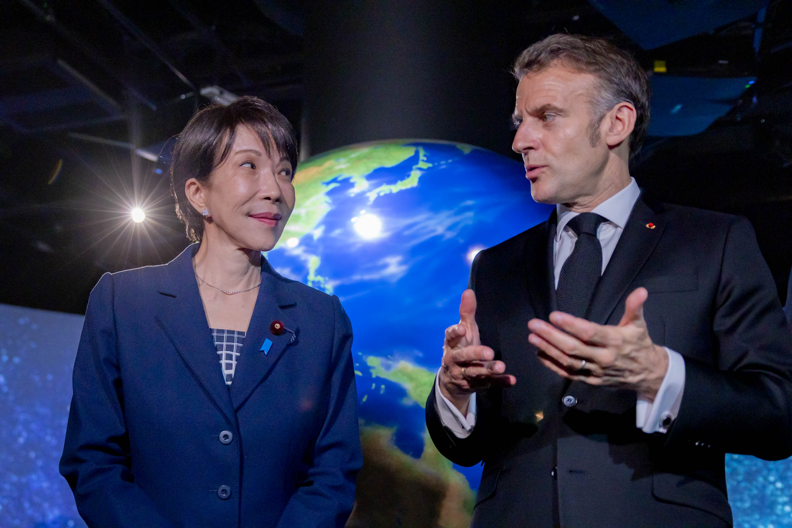 視察する両首脳８