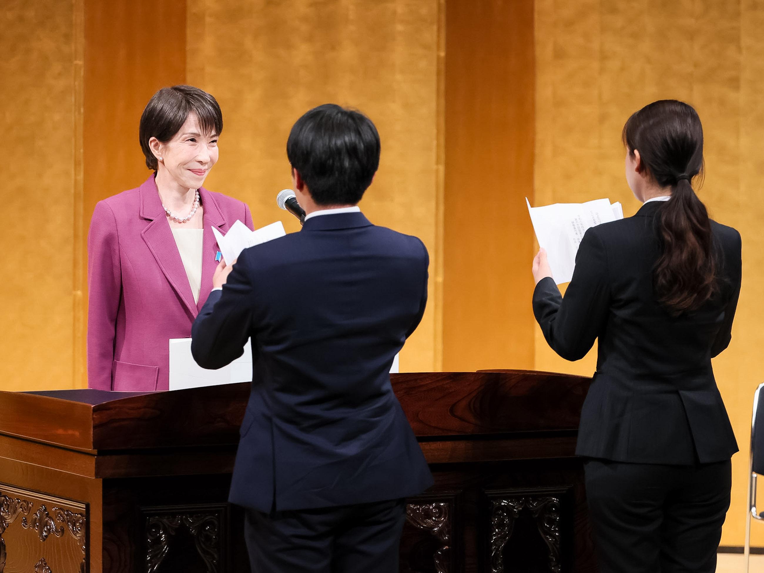 研修員決意表明を受ける高市総理１