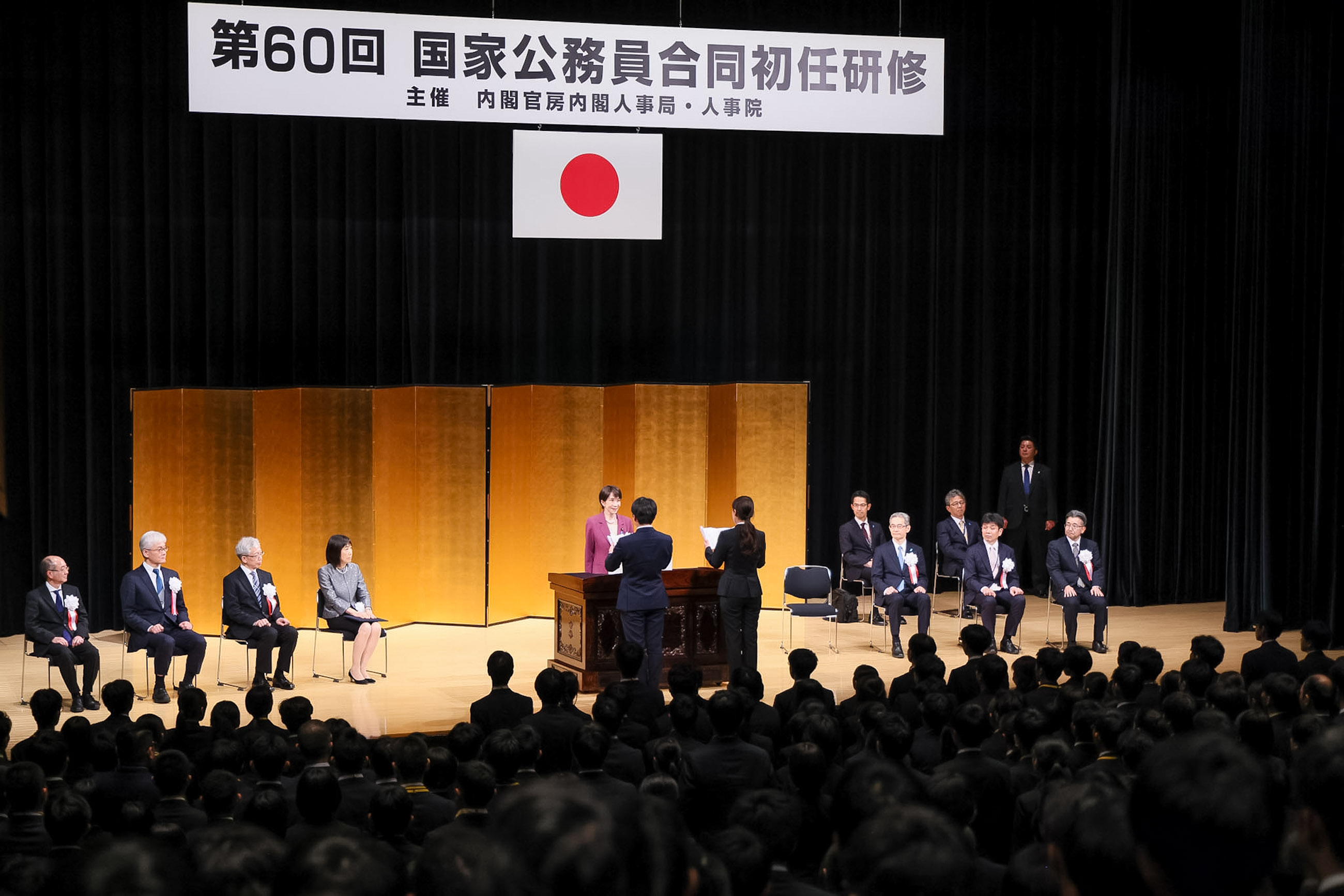 研修員決意表明を受ける高市総理２