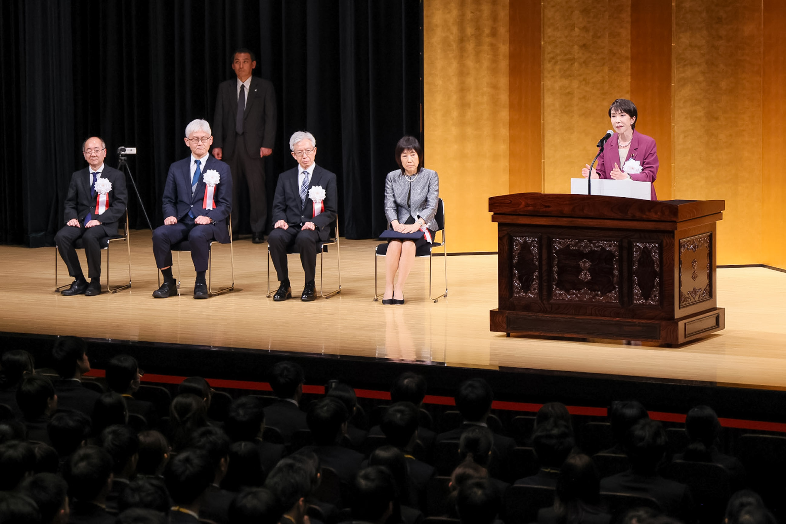 訓示する高市総理３