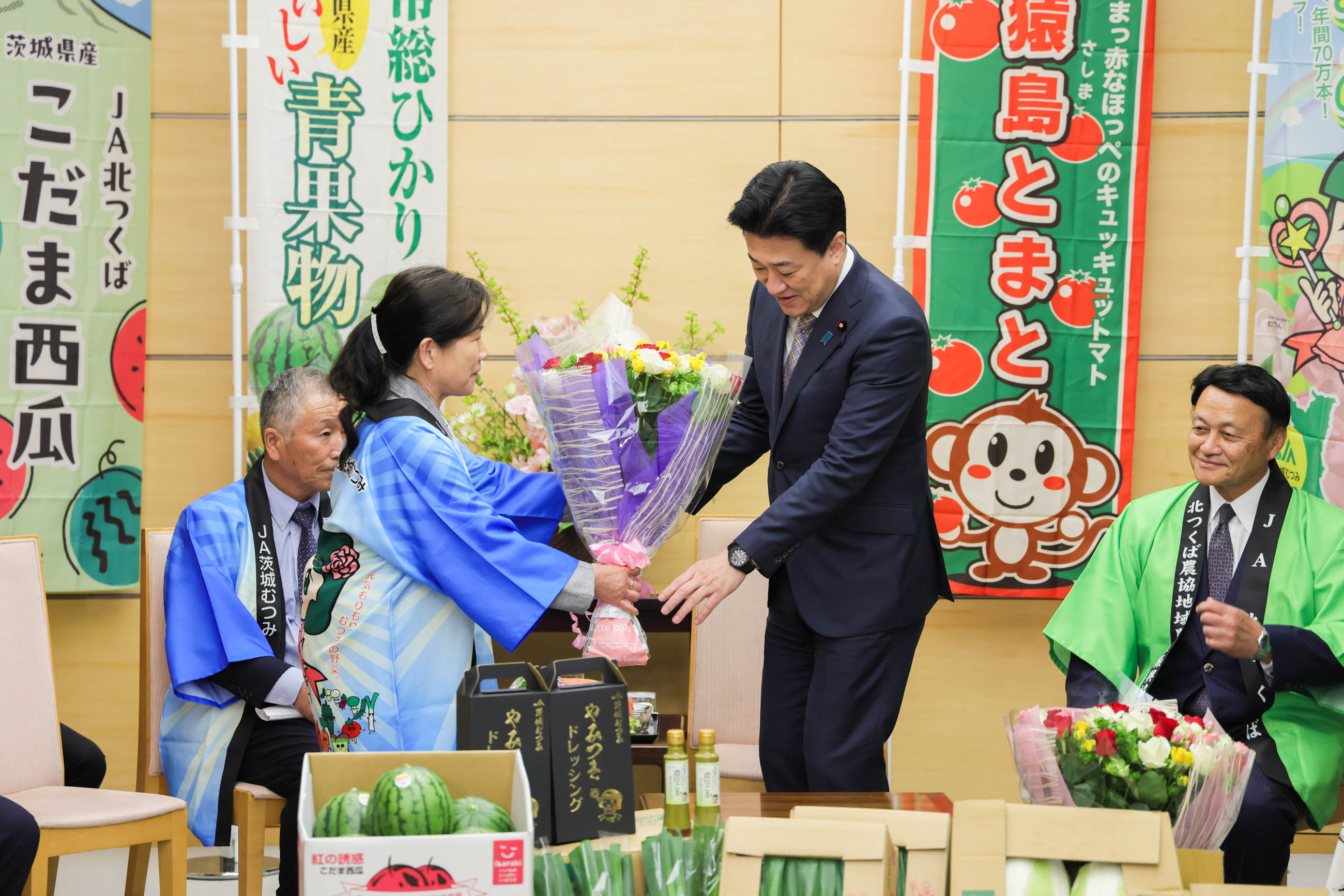 表敬を受ける木原官房長官２