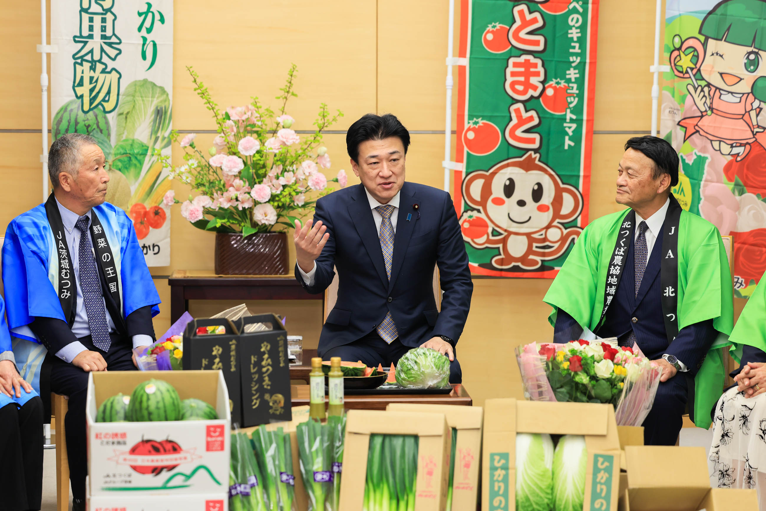 表敬を受ける木原官房長官３