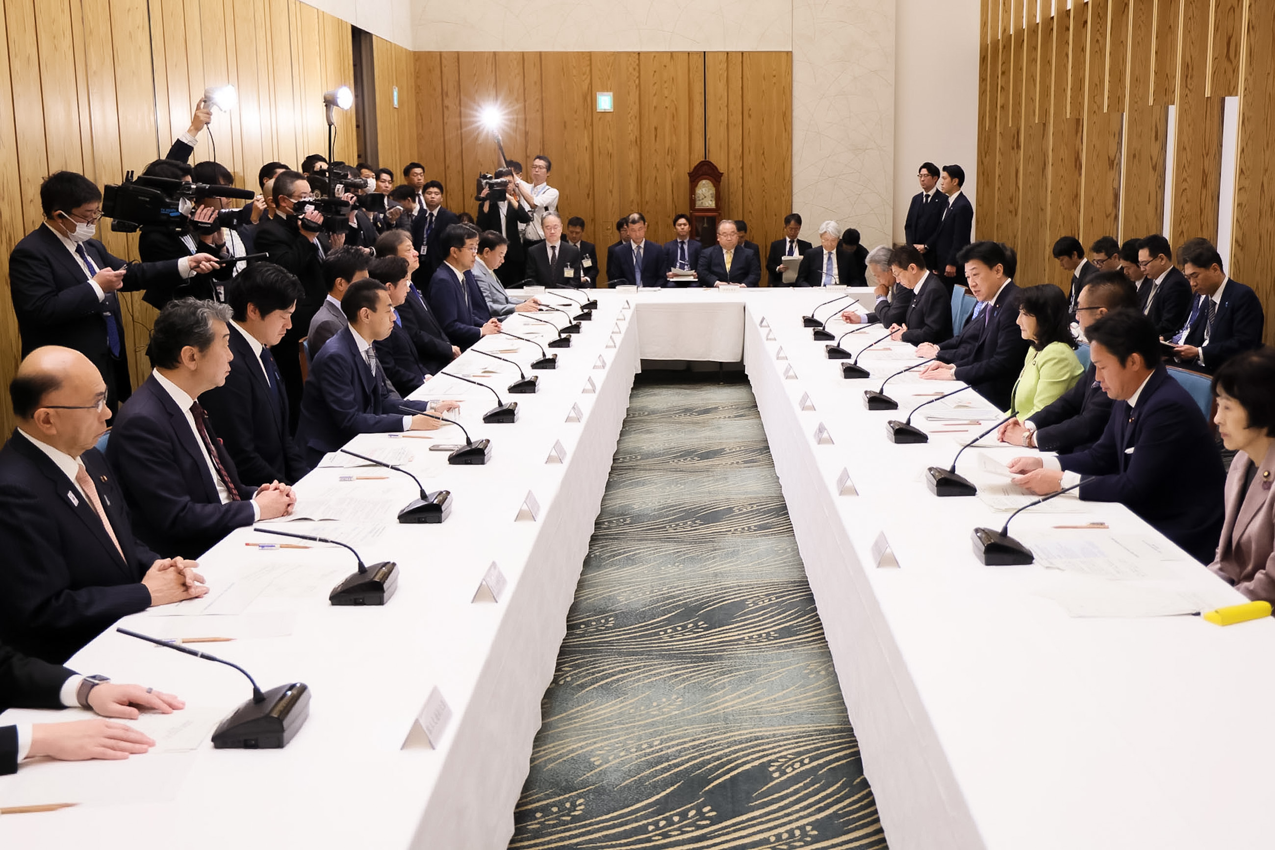 会議のまとめを行う木原官房長官２