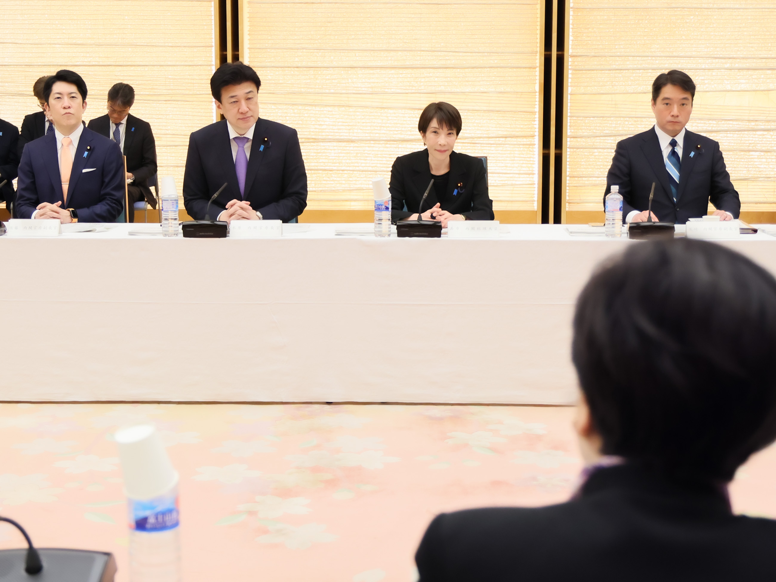 会議に臨む高市総理