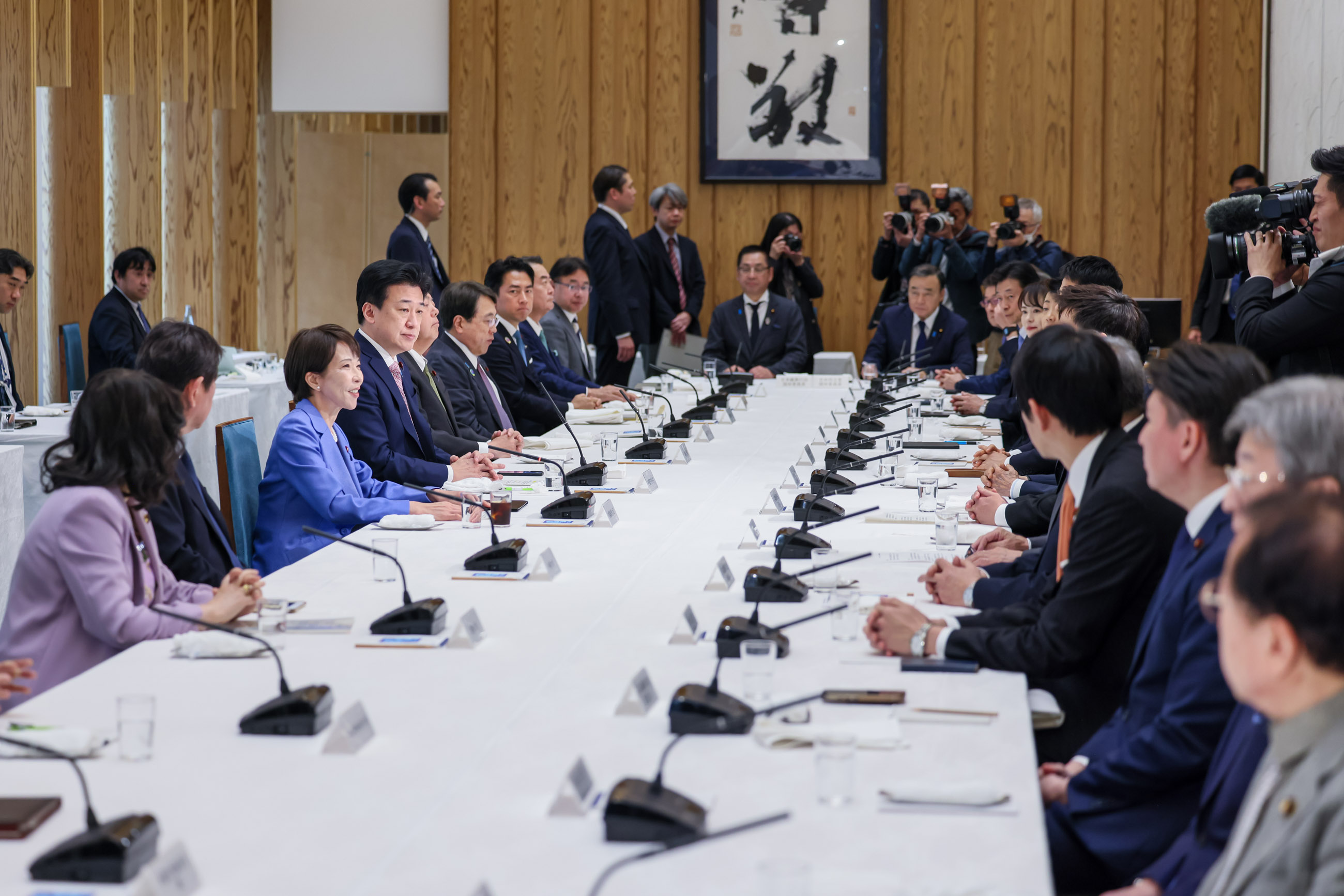 挨拶する高市総理３