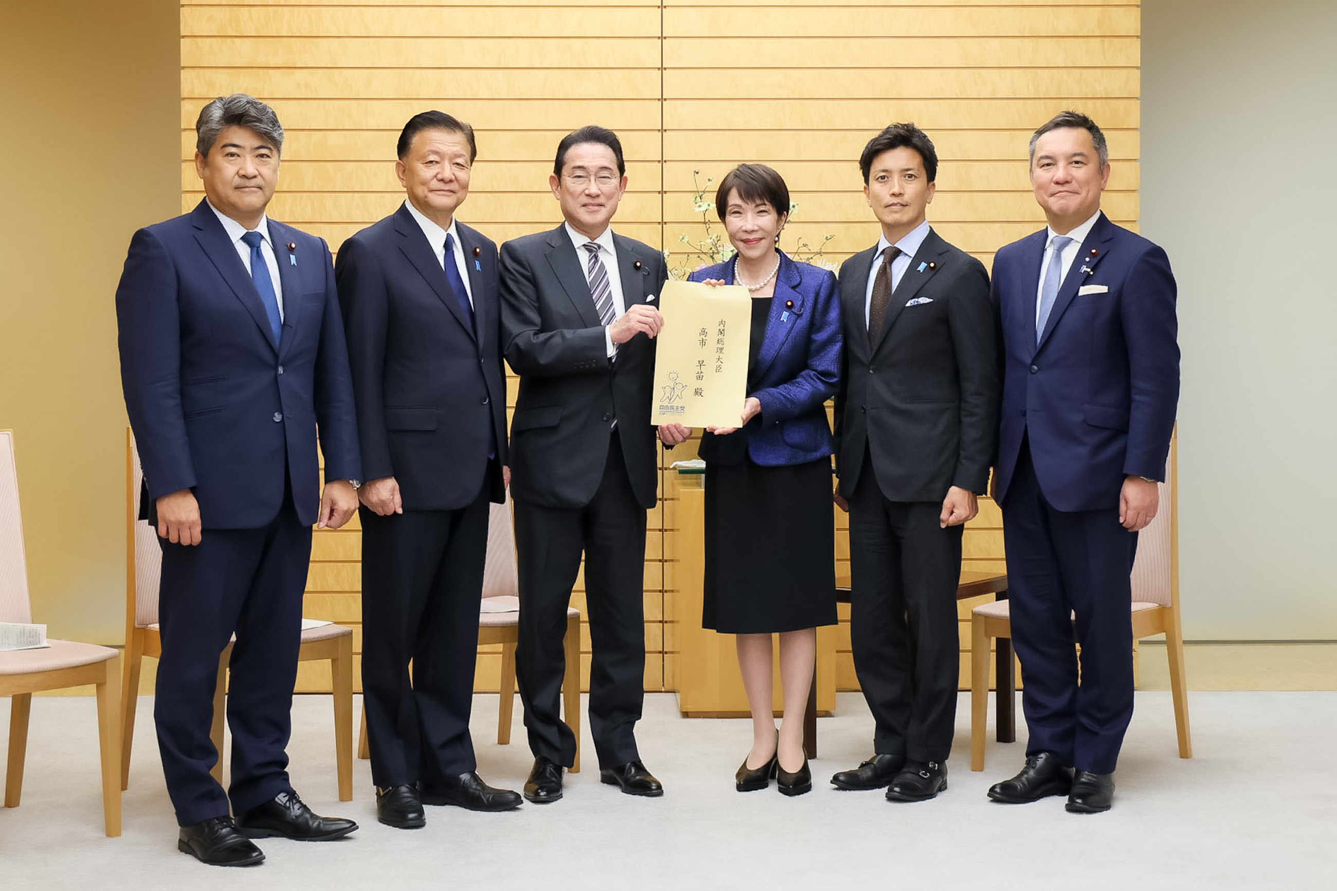 提言を受け取る高市総理１