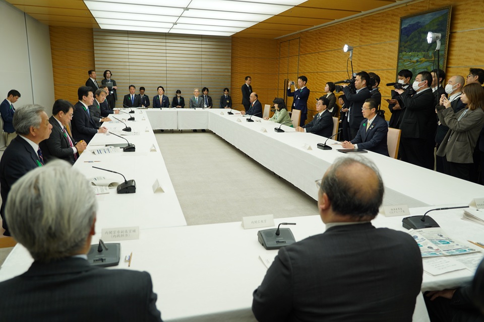 挨拶する木原官房長官２